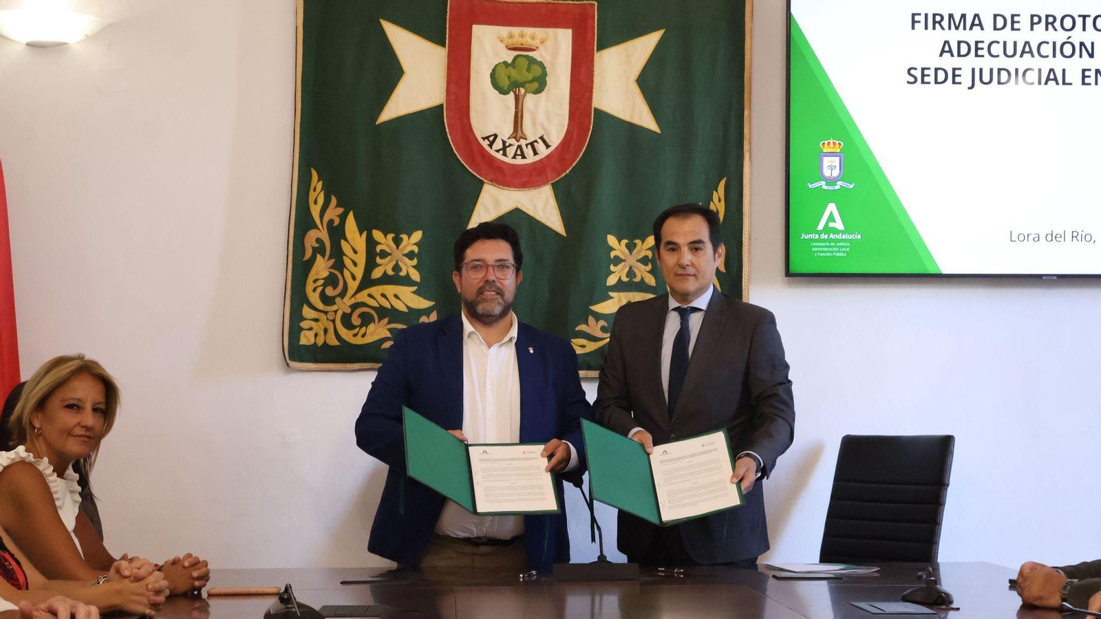 El alcalde de Lora, Antonio Enamorado, y el consejero de Justicia, José Antonio Nieto, tras la firma del protocolo.