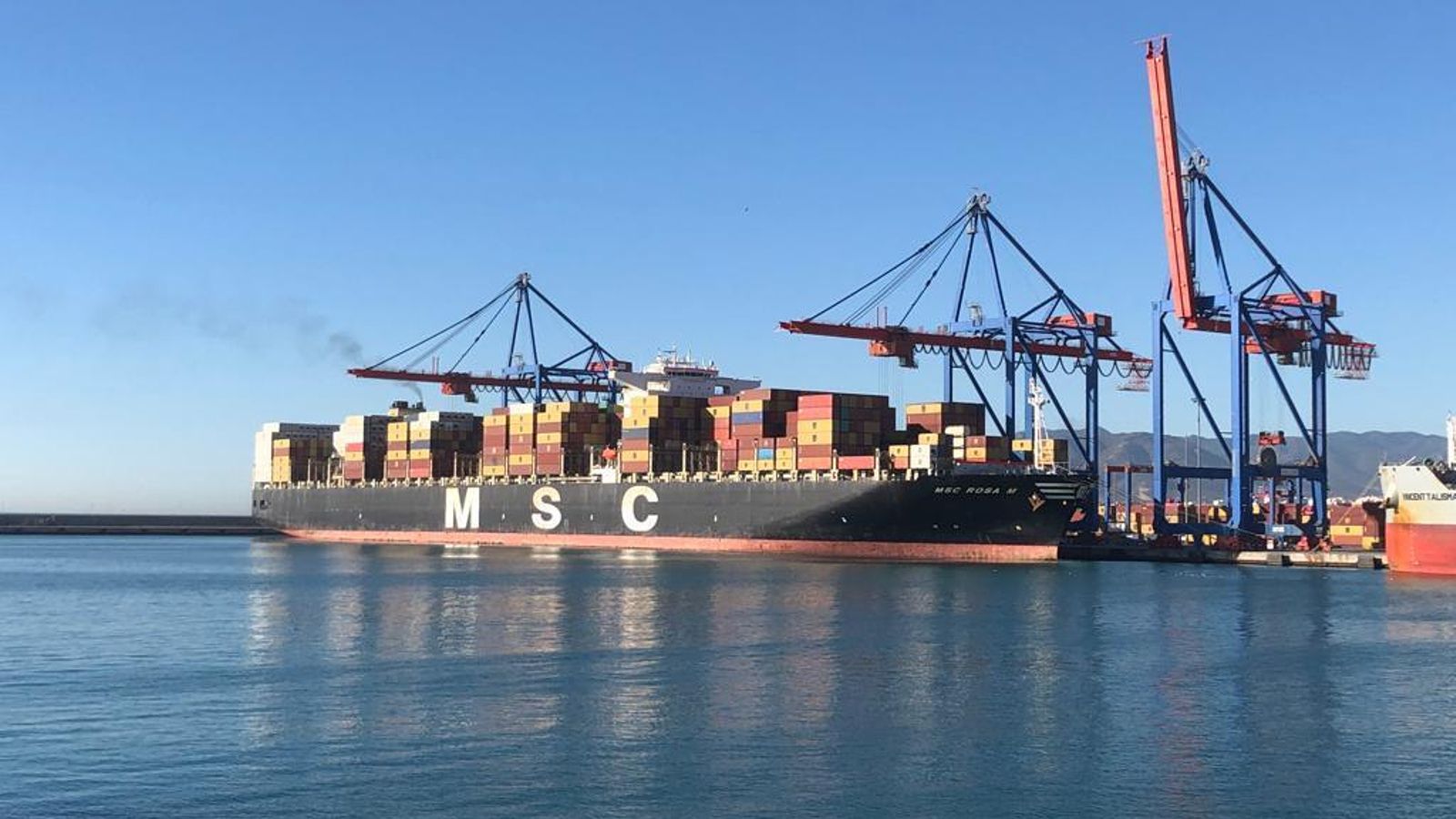 Un buque de contenedores esta mañana en el Puerto de Málaga.