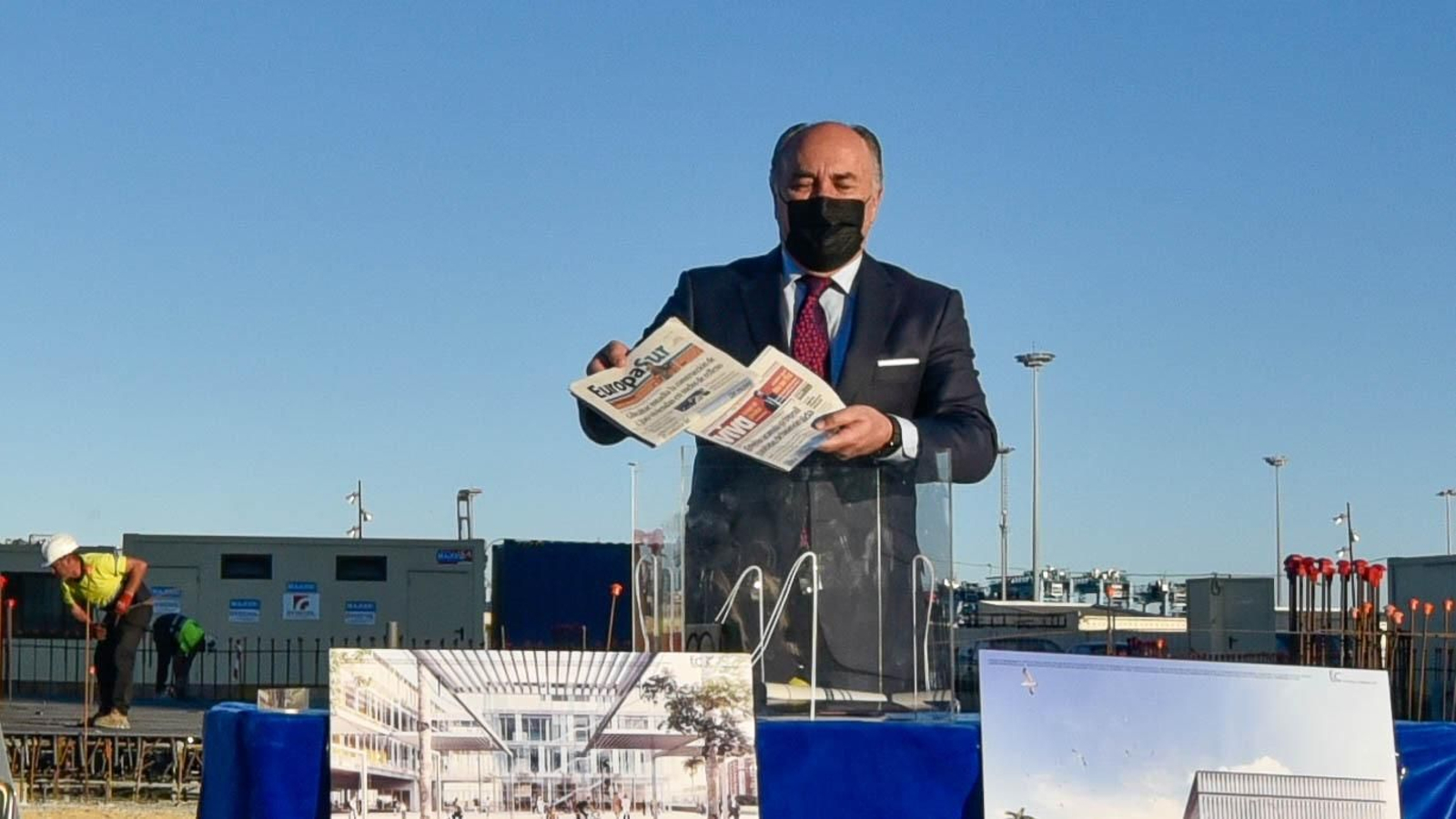 Las fotos del la visita de Juanma Moreno a las obras del Lago maritimo