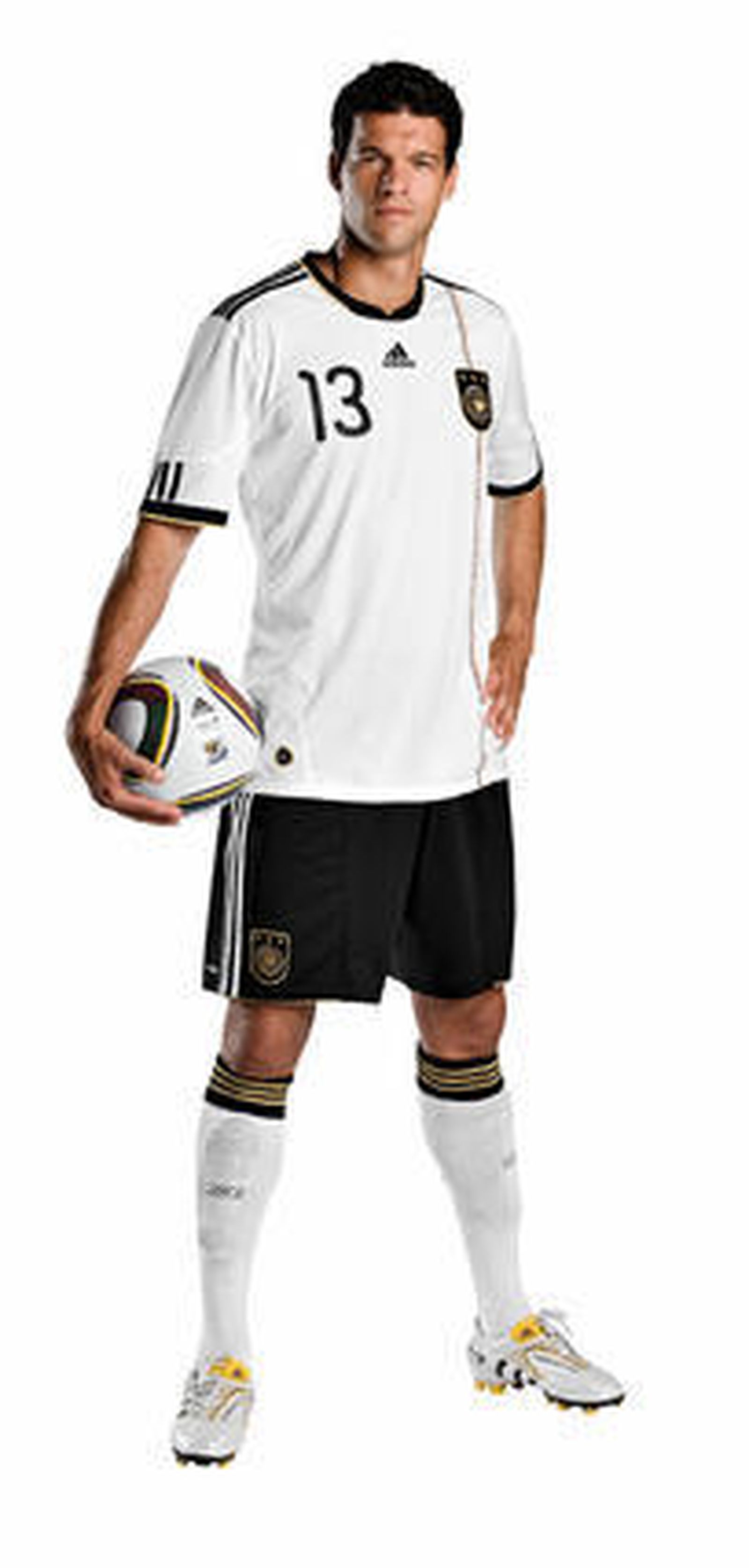 Ballack, con el balón del Mundial.