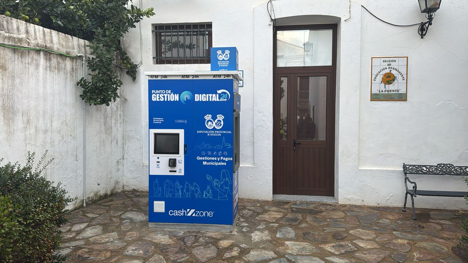 Cajero automático instalado junto a la Biblioteca Municipal de Berrocal.