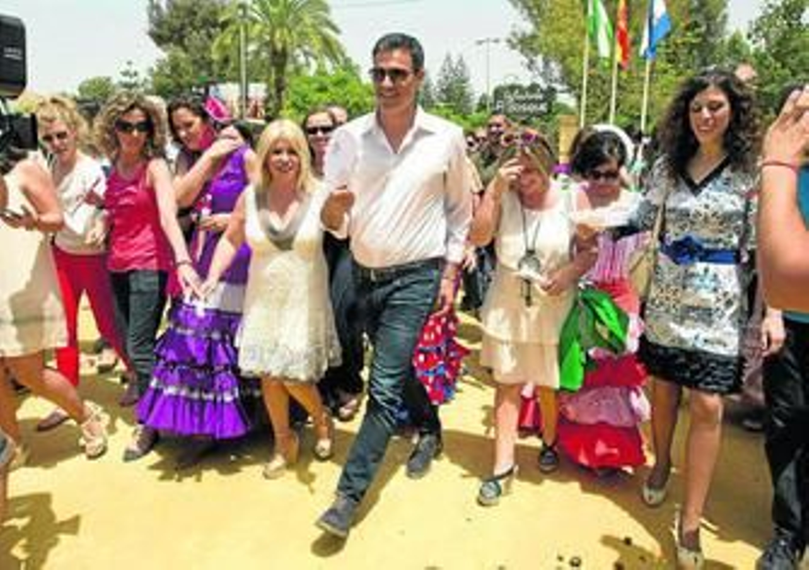 Pedro Sánchez se abanica ayer en la feria de Jerez acompañado de la candidata socialista a la Alcaldía, Mamen Sánchez.