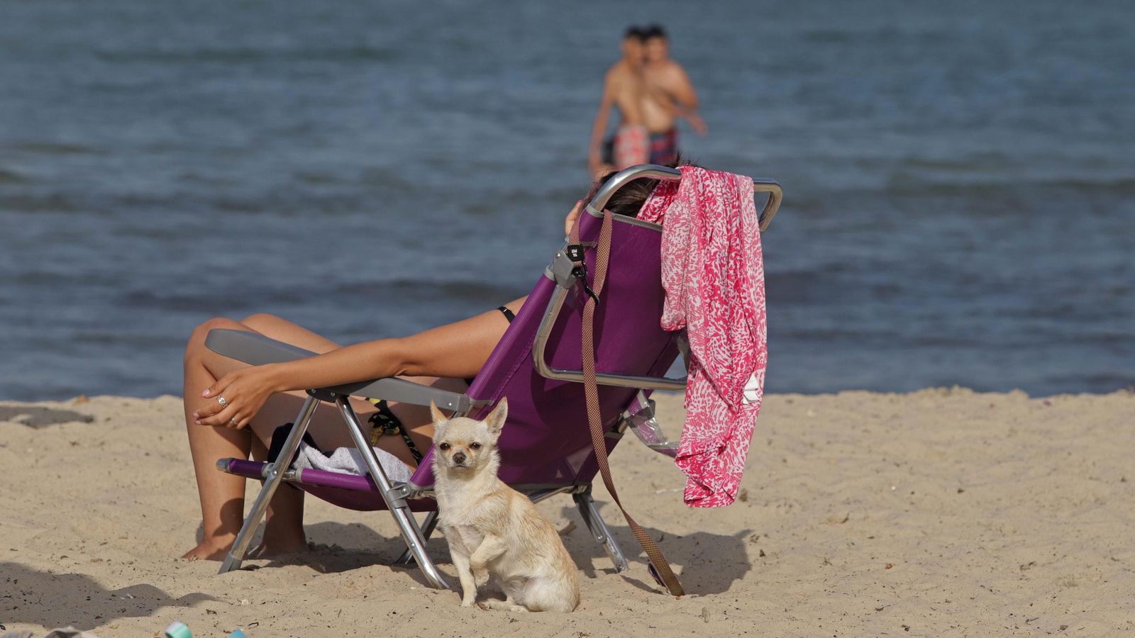 Una mujer toma el sol en la playa.