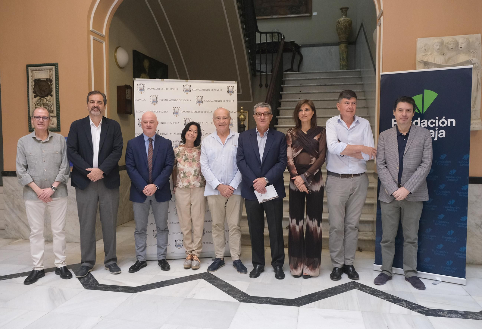 Los integrantes del jurado del Premio Ateneo posan antes de la rueda de prensa.