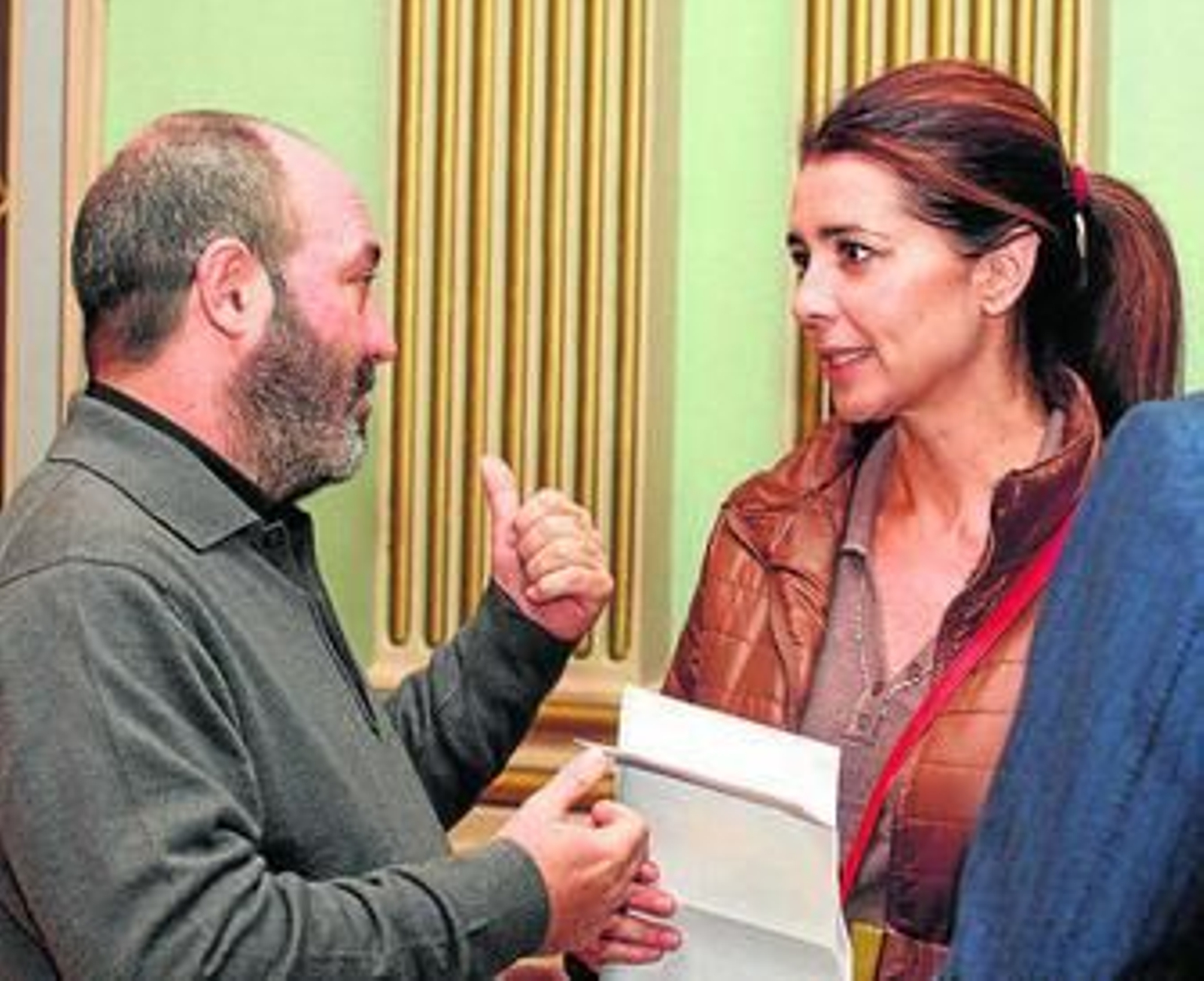 El portavoz de IU, Pedro Jiménez, conversa con Carmen Sacristán.