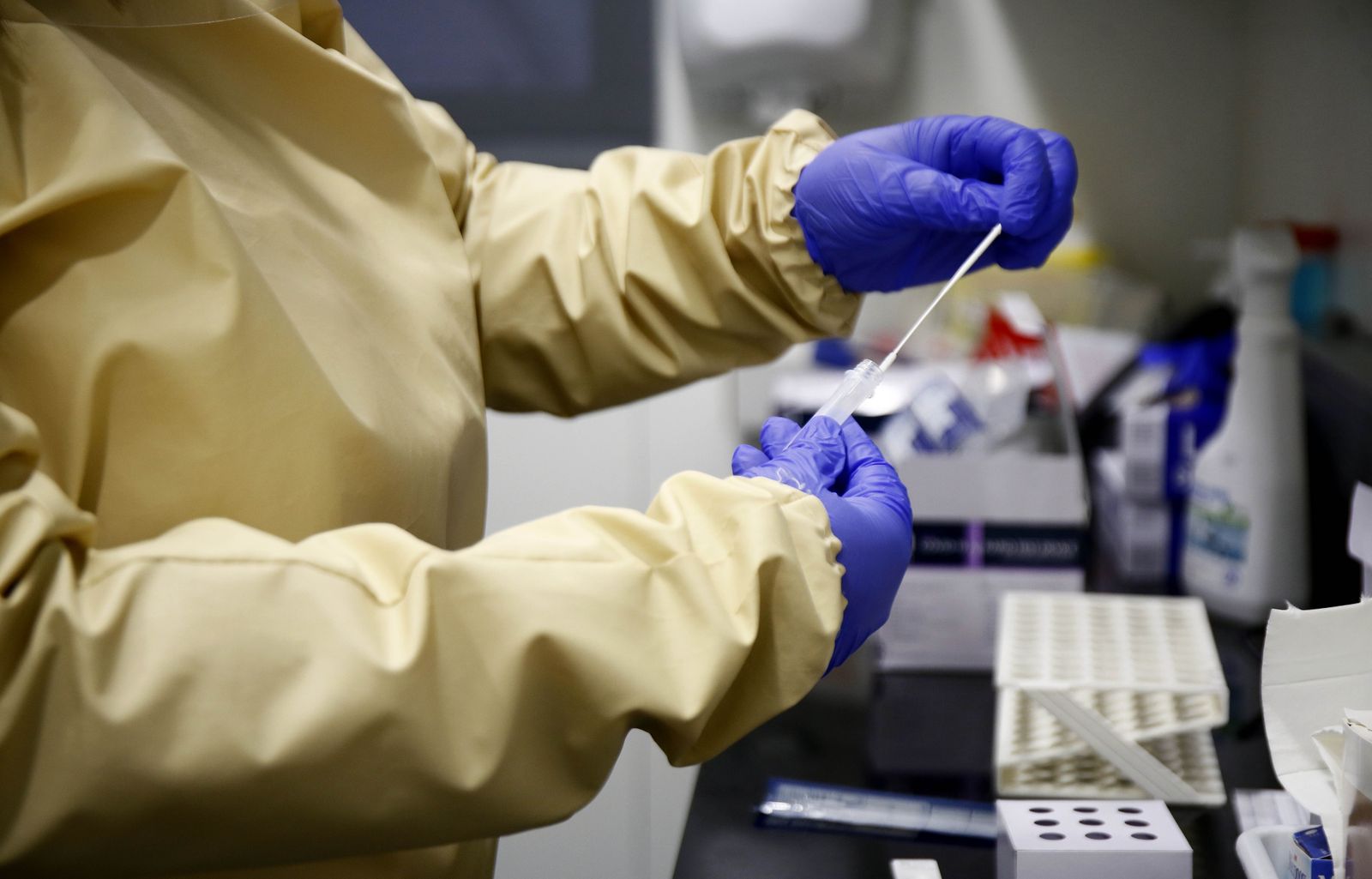 Una sanitaria con una prueba diagnóstica de Covid-19.