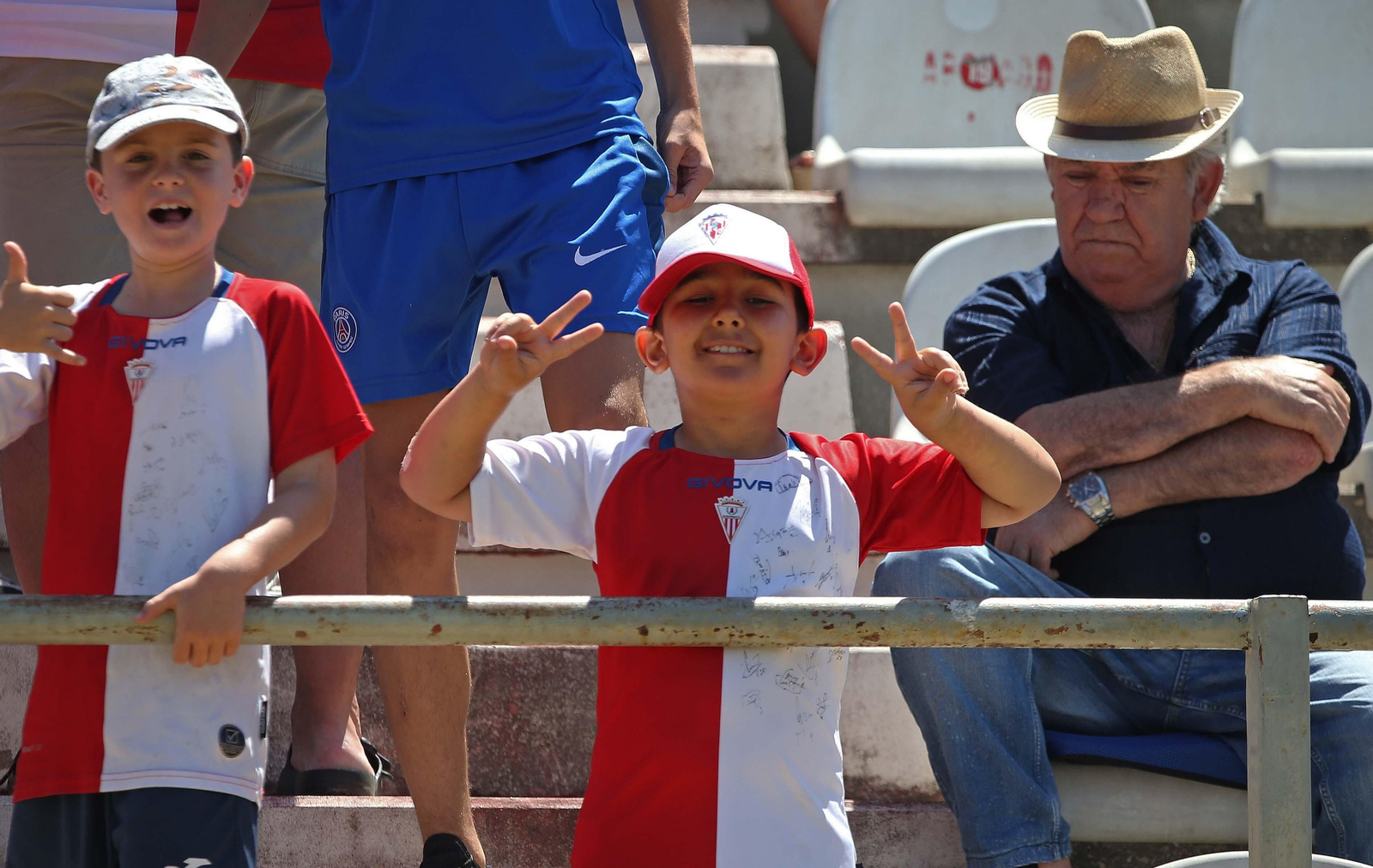 Fotos de la afición durante el Algeciras - Celta B en el estadio Nuevo Mirador