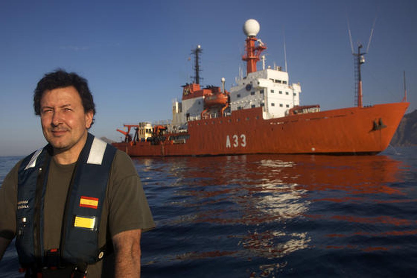 Carlos Duarte, director del proyecto, con el buque científico a sus espaldas.

Foto: CSIC
