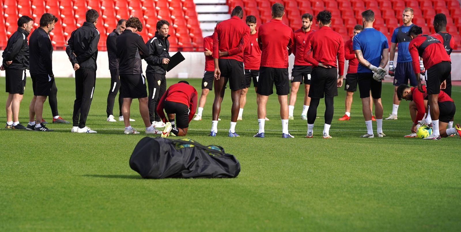 Rubi se dirige a sus jugadores en la sesión preparatoria.