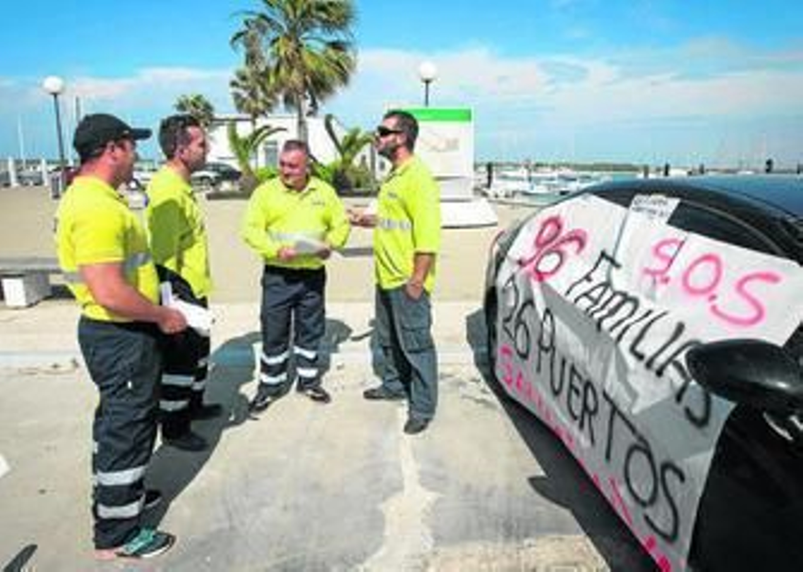 Imagen de archivo de los afectados de Sancti Petri, durante una protesta en abril del año pasado.