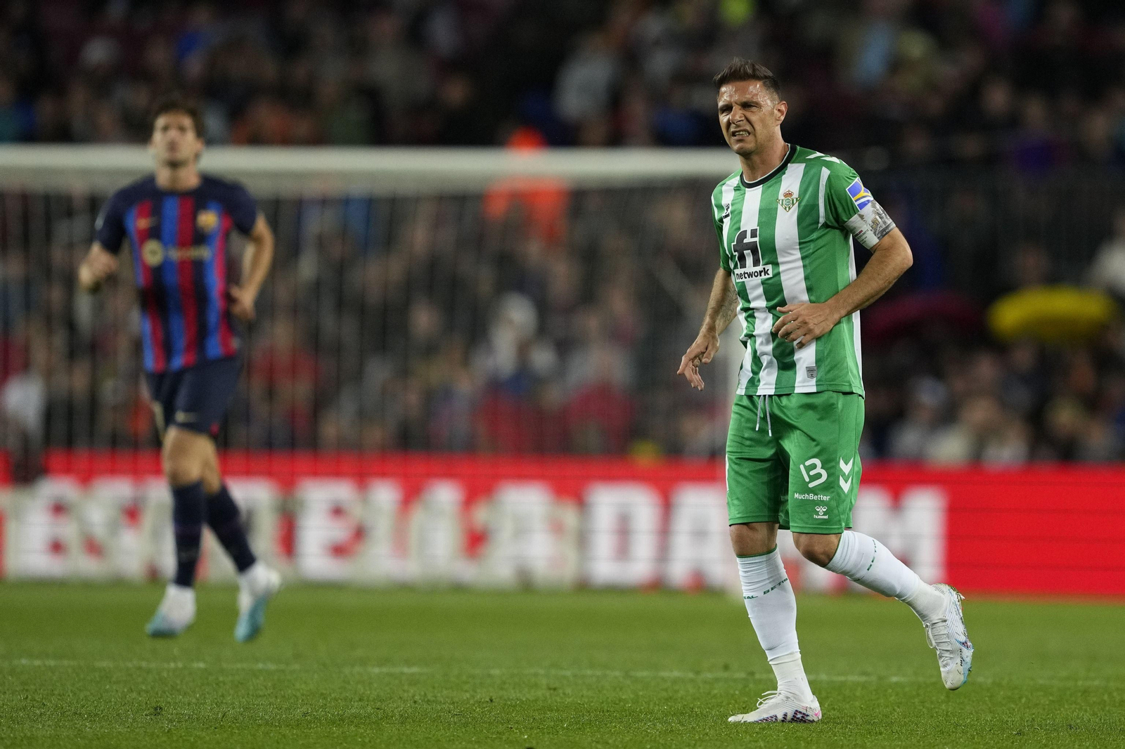 Joaquín se duele de la rodilla en el partido ante el Barcelona.