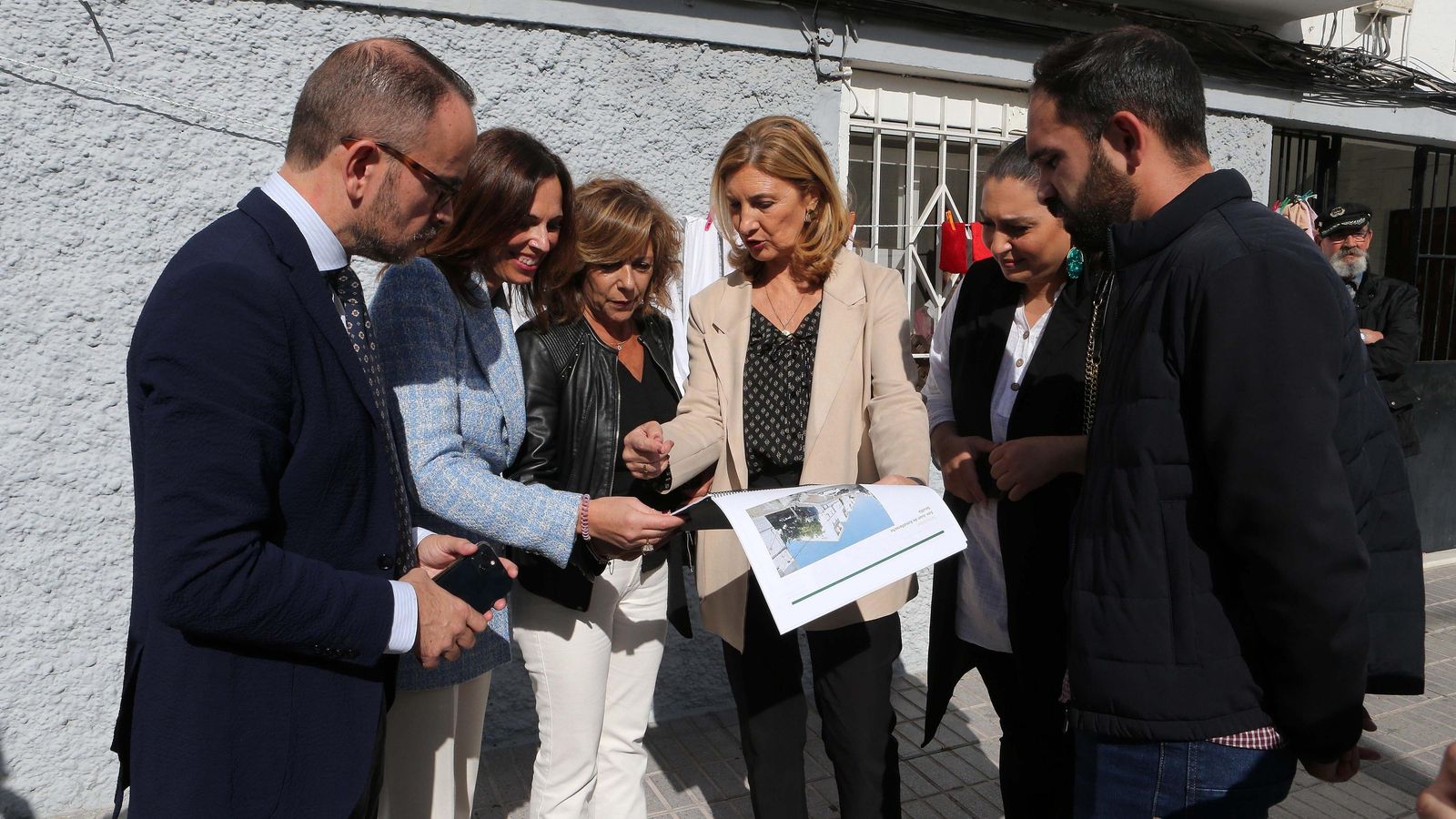 Un momento de la visita a la arriada de Santa Isabel de San Juan de Aznalfarache.