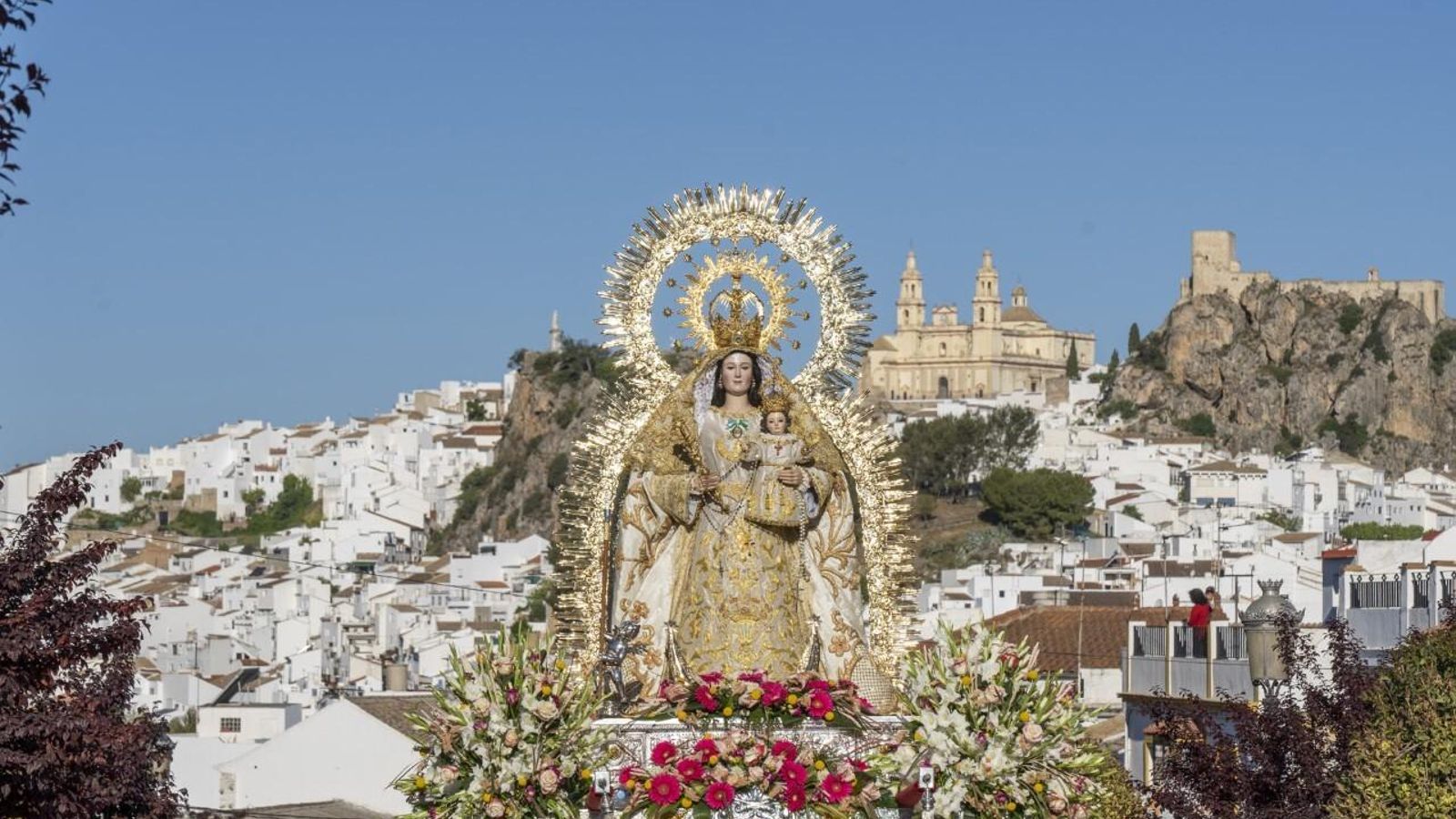 La Virgen de los Remedios, con el pueblo de Olvera detrás.