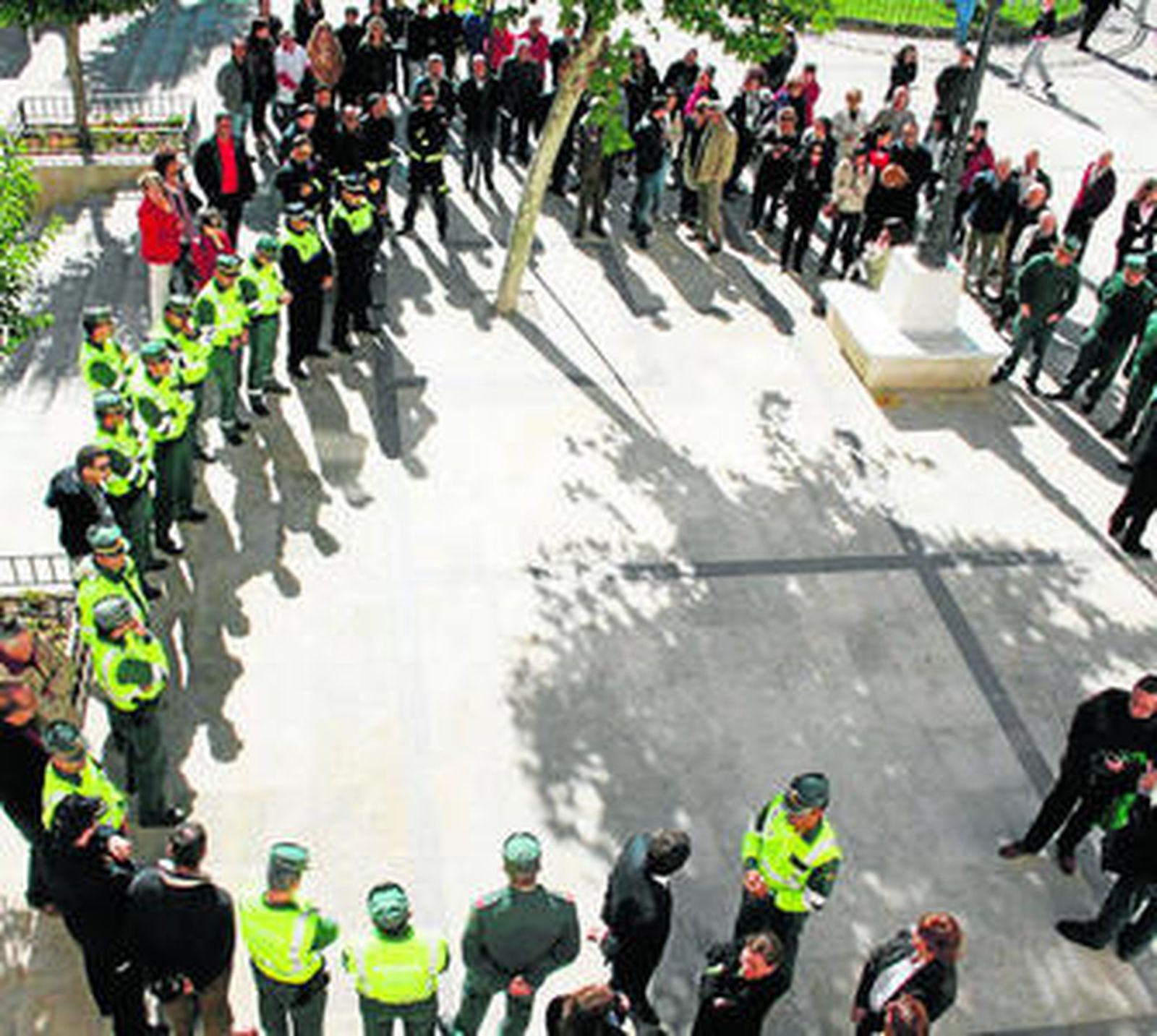 Trabajadores del Ayuntamiento de Baza y vecinos mantuvieron un minuto de silencio ante el Consistorio.