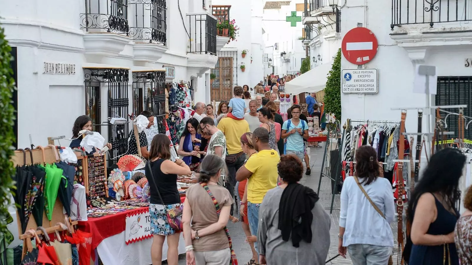 Imagen de archivo de uno de los mercadillos en la calle Juan Relinque