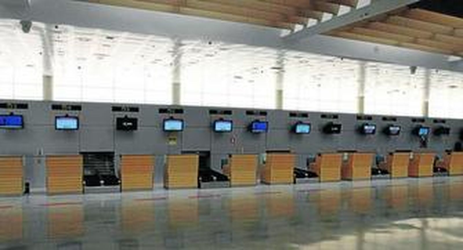 Mostradores de facturación vacíos, sin apenas actividad, en la terminal de salidas del aeropuerto de Almería.