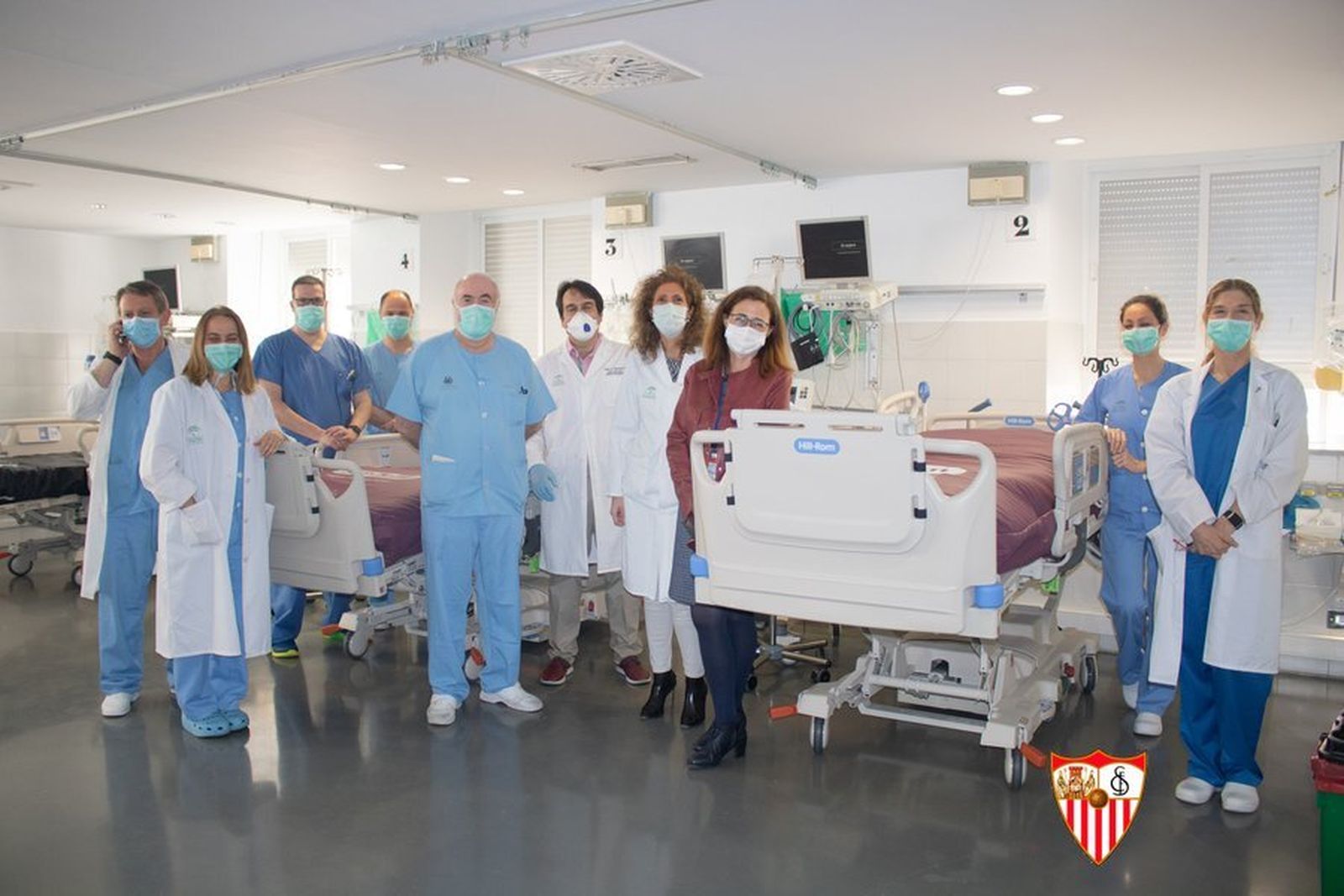 Intensivistas del Virgen del Rocío posa ante las camas de UCI donadas por la plantilla del Sevilla.