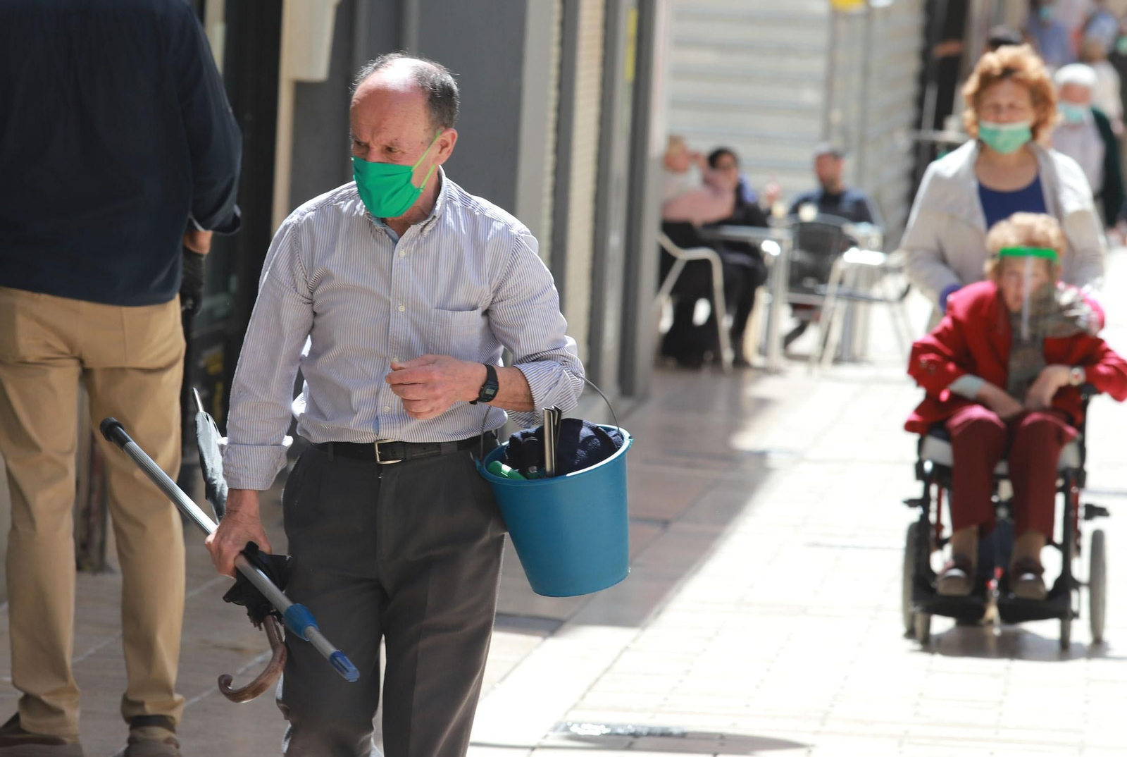 Imágenes de la desescalada en Huelva, primeras horas de la jornada de la fase uno en las calles de la ciudad.