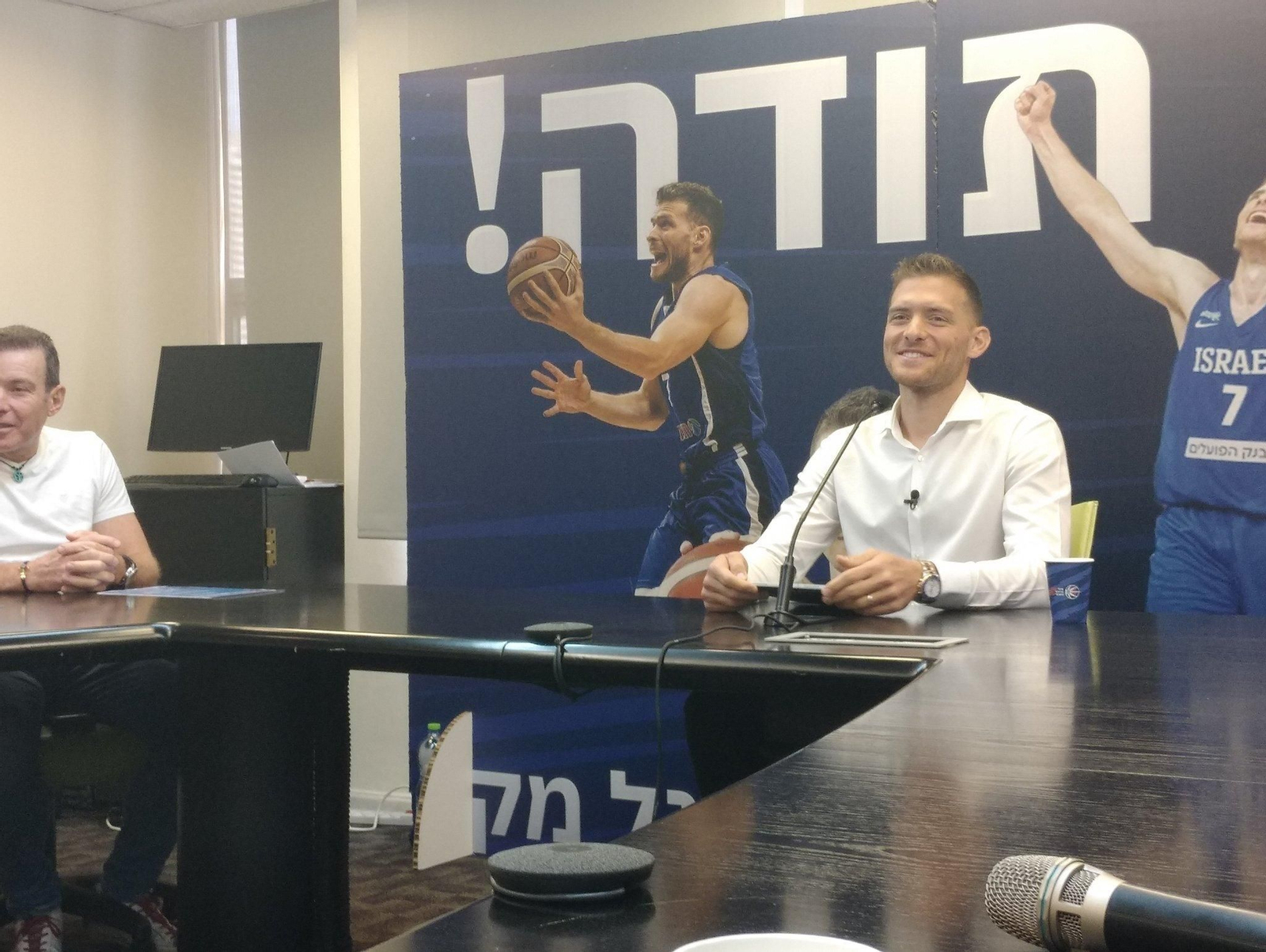 Gal Mekel, en la rueda de prensa de su retirada.