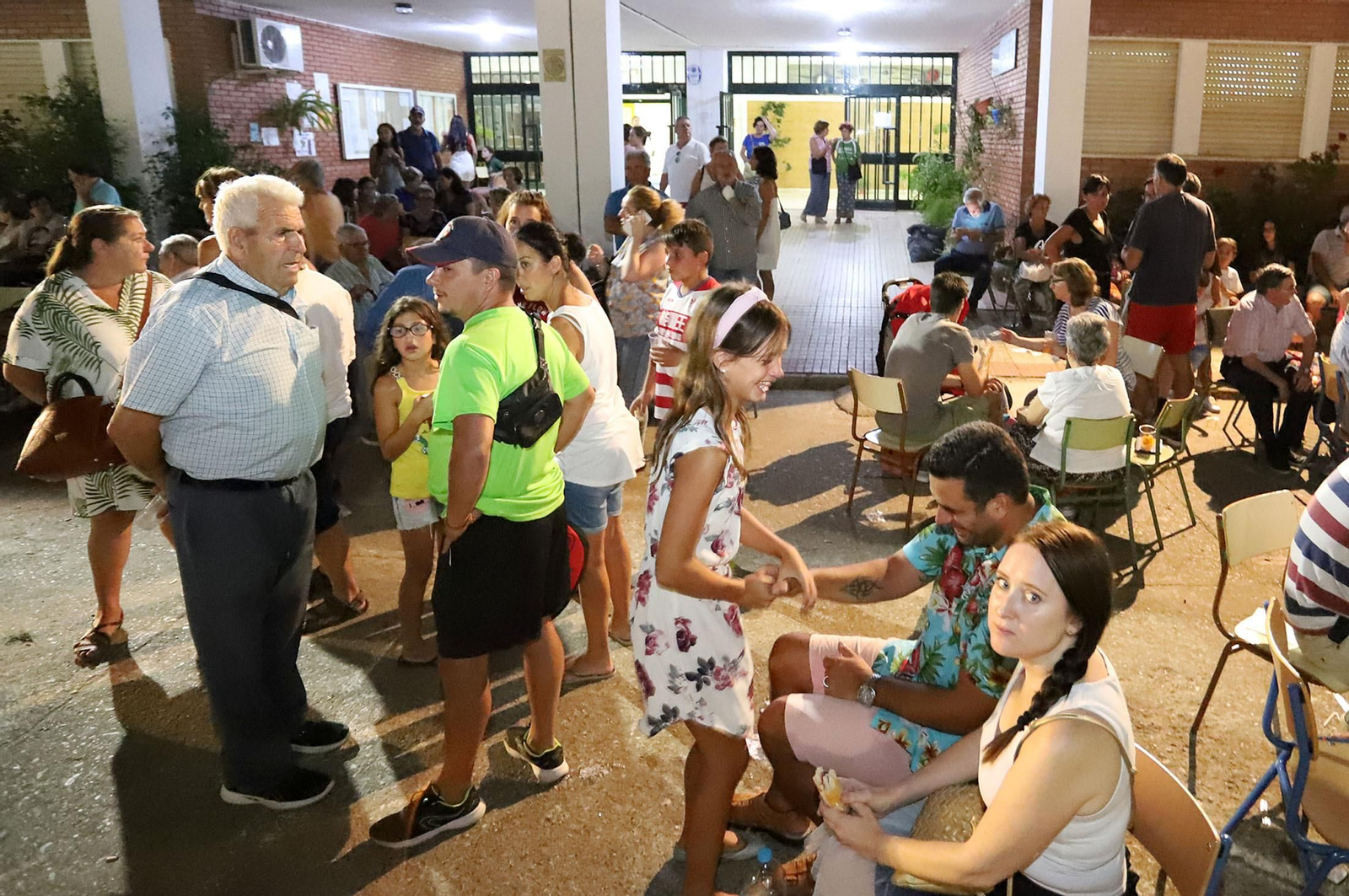 Imágenes de los evacuados de  Almonaster acogidos en Cortegana por el incendio