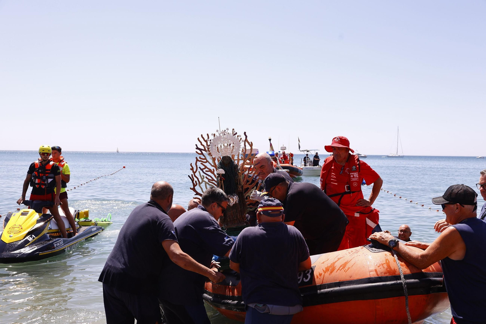 La procesión en Málaga de la Virgen del Carmen de los submarinistas, en imágenes