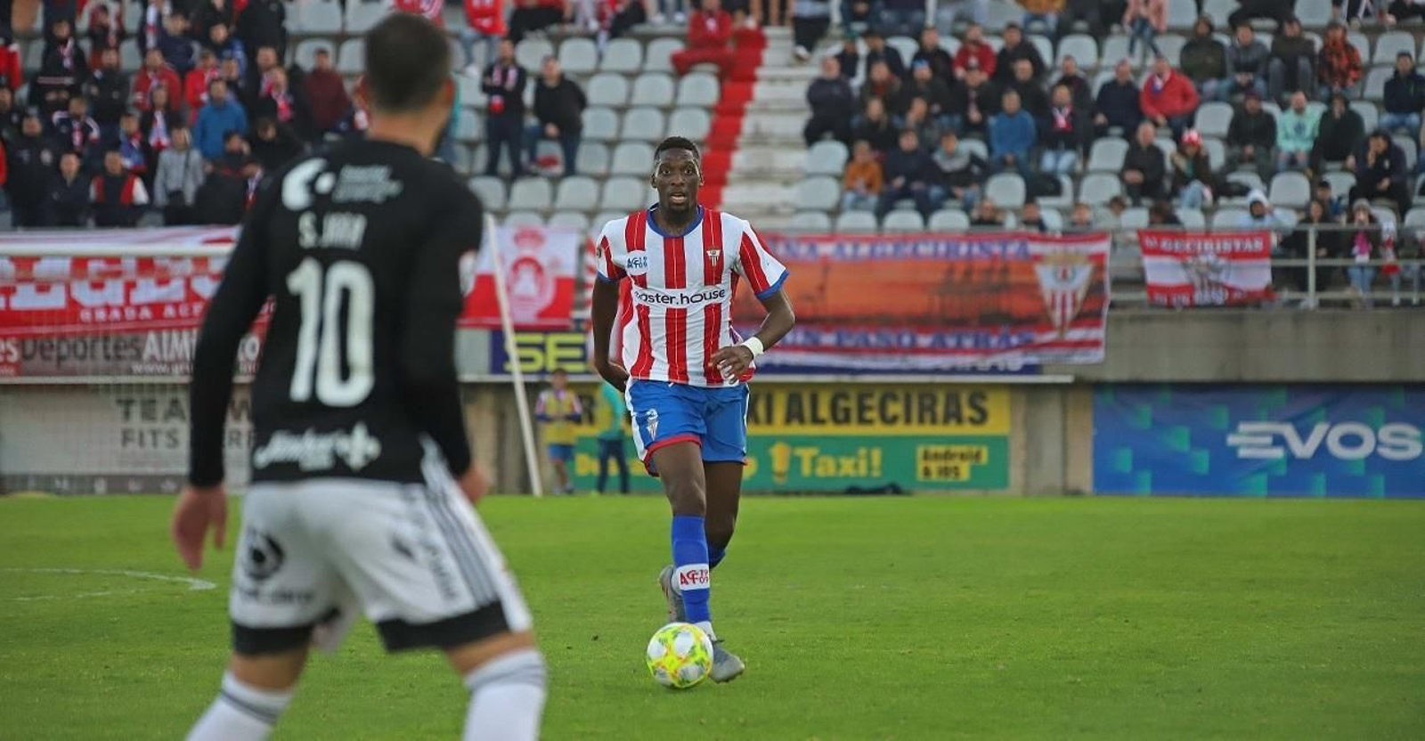 Jonathan Bijimine conduce el balón durante el Algeciras-Cartagena del pasado domingo.