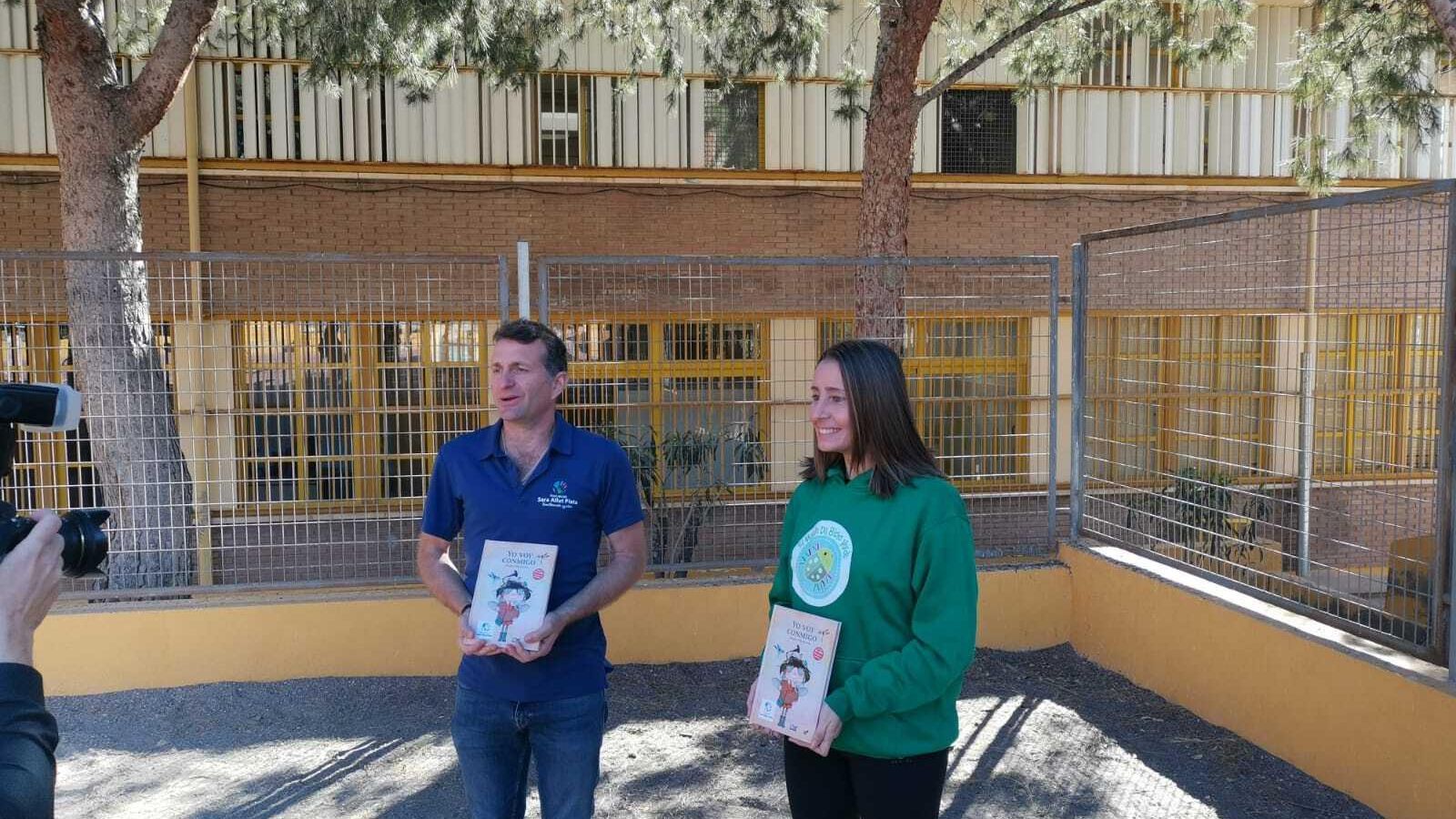 El doctor Antonio Huete y la narradora oral Trinidad Santander.