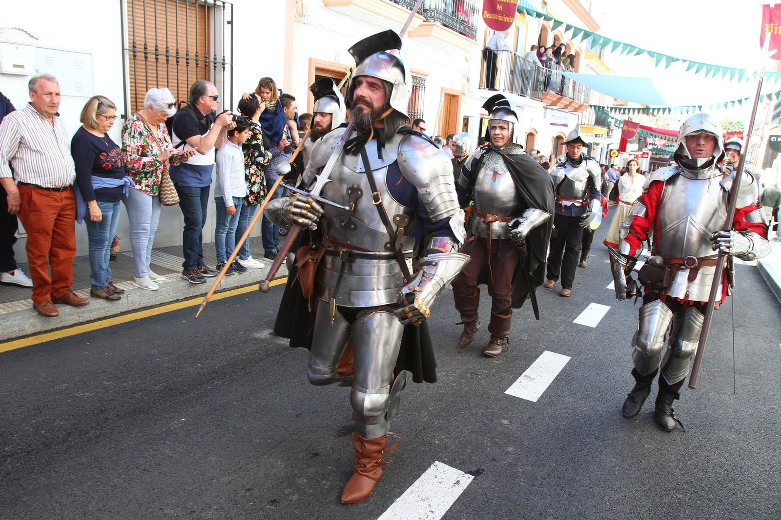 Imágenes del desfile de la XIX Feria Medieval del Descubrimiento, en Palos de la Frontera