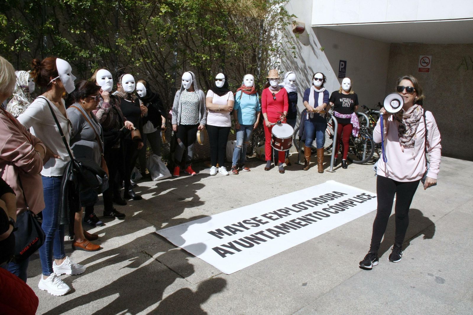 La plantilla de Mayse, durante la concentración de este viernes en la puerta del Ayuntamiento.