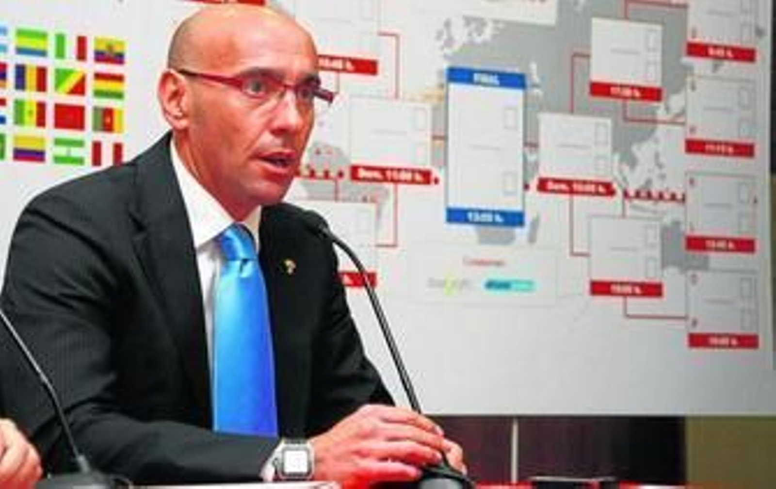 Monchi responde a un periodista durante la rueda de prensa que ofreció ayer en el estadio.