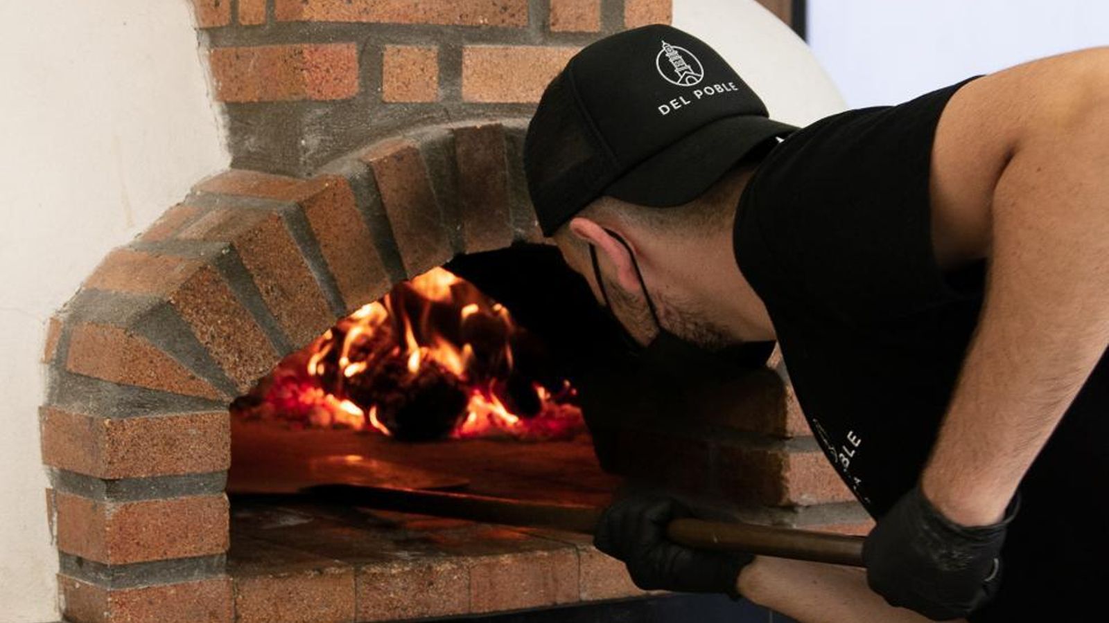 La leña de naranjo y el horno tradicional dan ese aroma y sabor únicos a sus pizzas