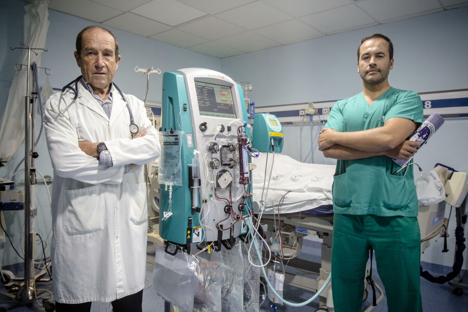 Rafael García Hernández (derecha) y Luis Miguel Torres con la máquina de hemofiltración en la URP del Hospital Puerta del Mar.
