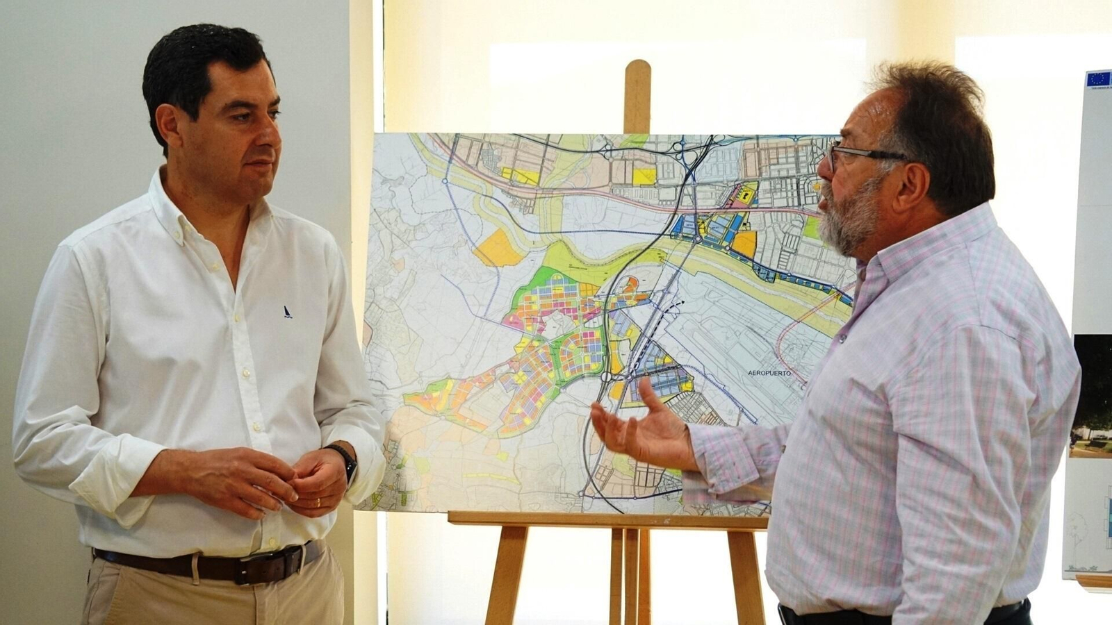 Juan Manuel Moreno Bonilla dialoga con Joaquín Villanova.