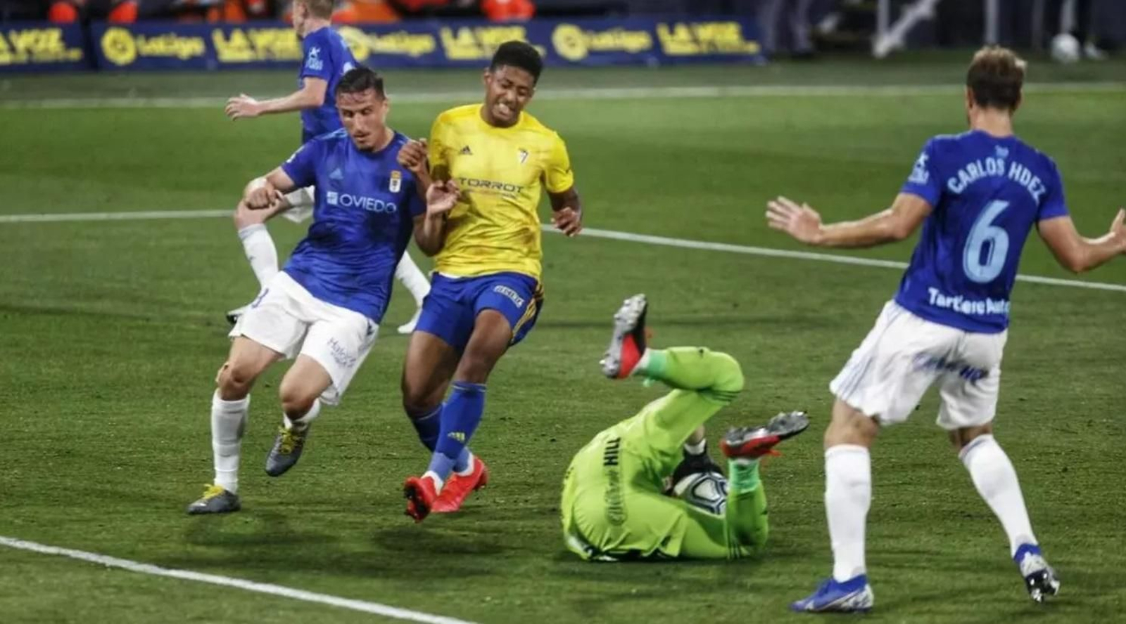 Choco Lozano pugna con la defensa y el portero del Oviedo en el último cara a cara entre ambos conjuntos.