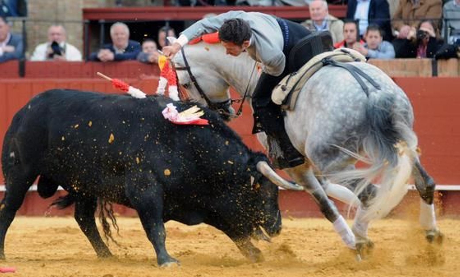 El rejoneador Leonardo Hernández, con el tercer toro.

Foto: Juan Carlos Vazquez
