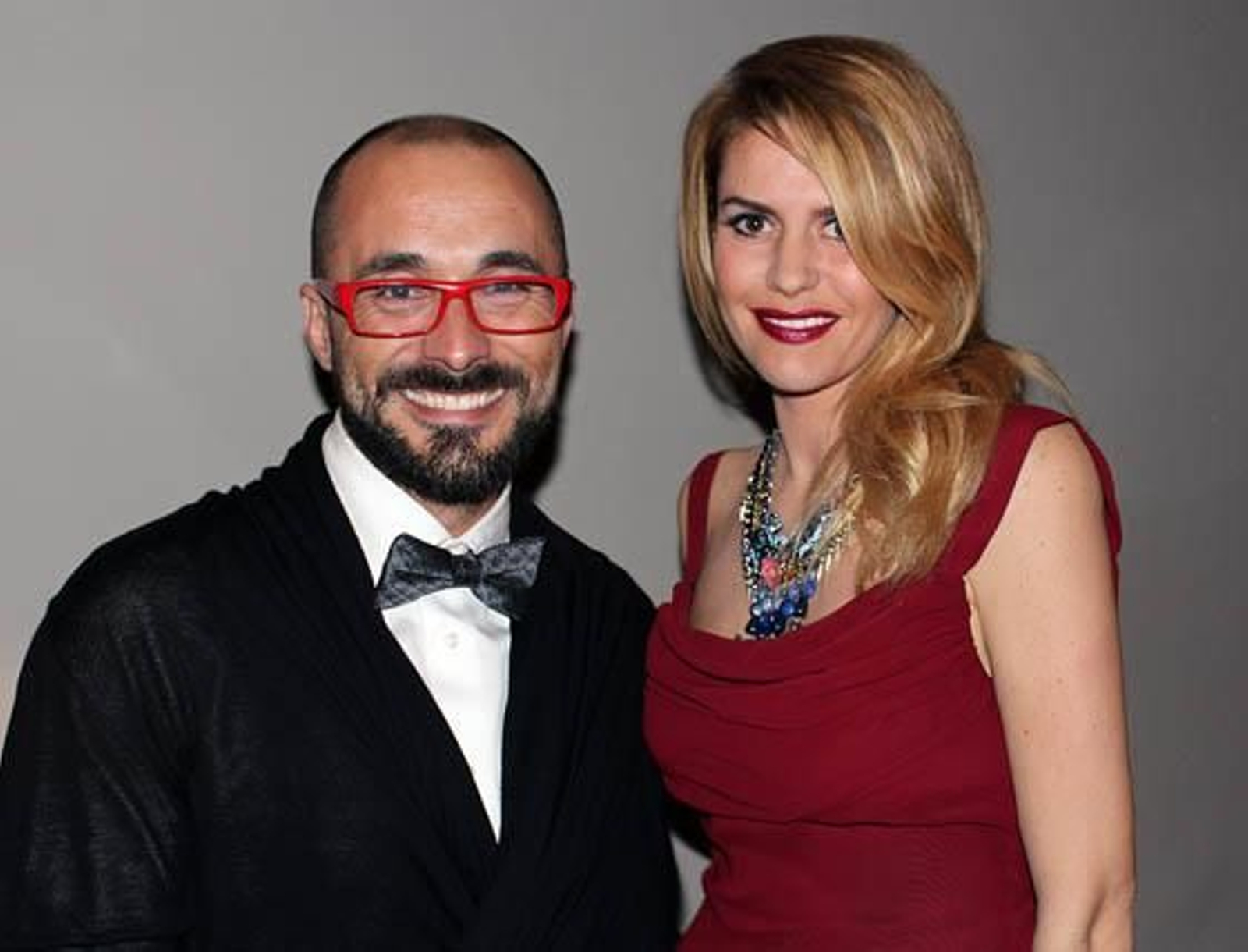 Los presentadores del desfile, el periodista Sergio Morante y Silvia de Carrión, vestida por Juan Vara y con un 'eclectic neclace' de María Galán.

Foto: Victoria Ramírez