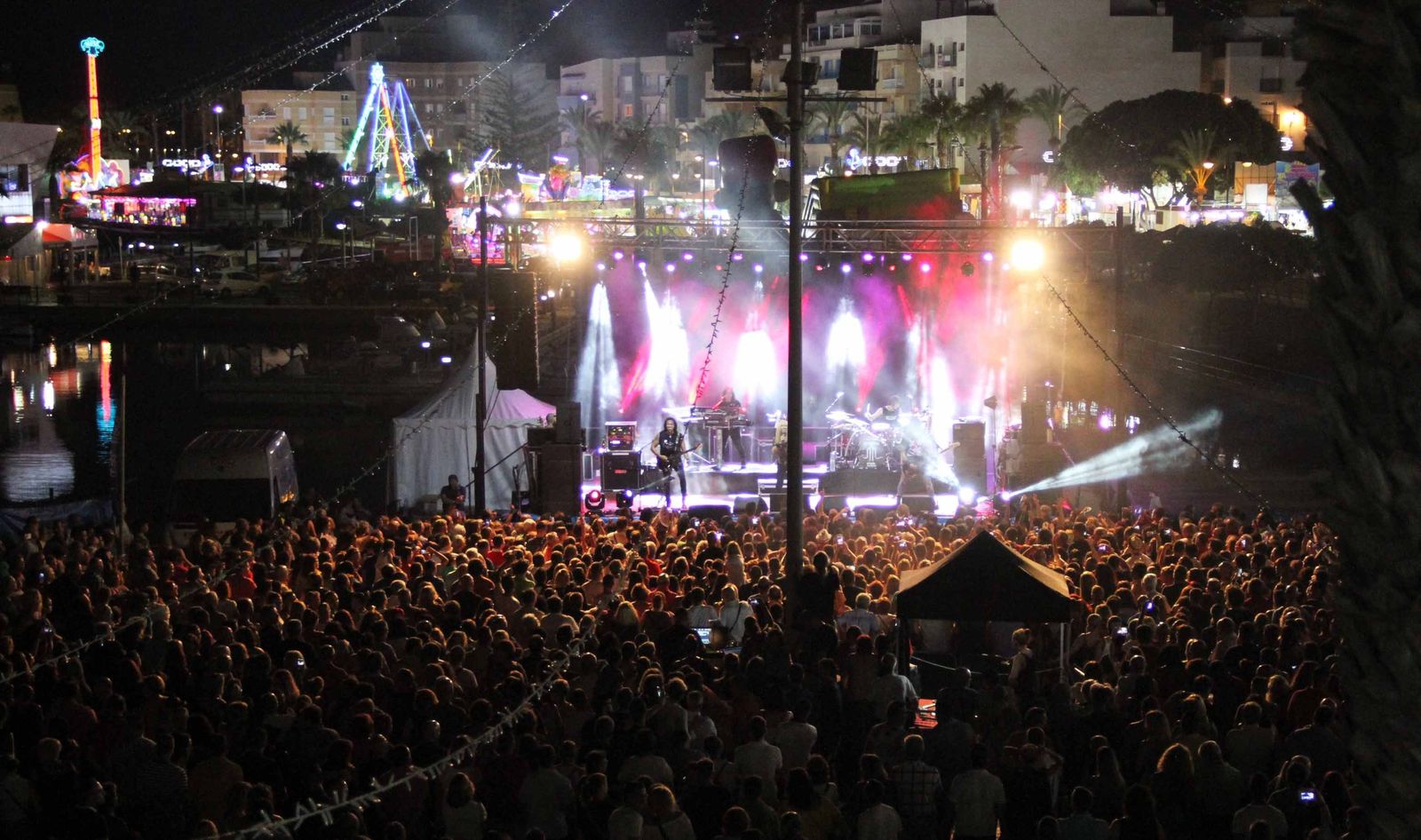 Espectacular panorámica de la Castea Municipal durante el directo de Medina Azahara, con el Puerto de Roquetas y la feria al fondo.