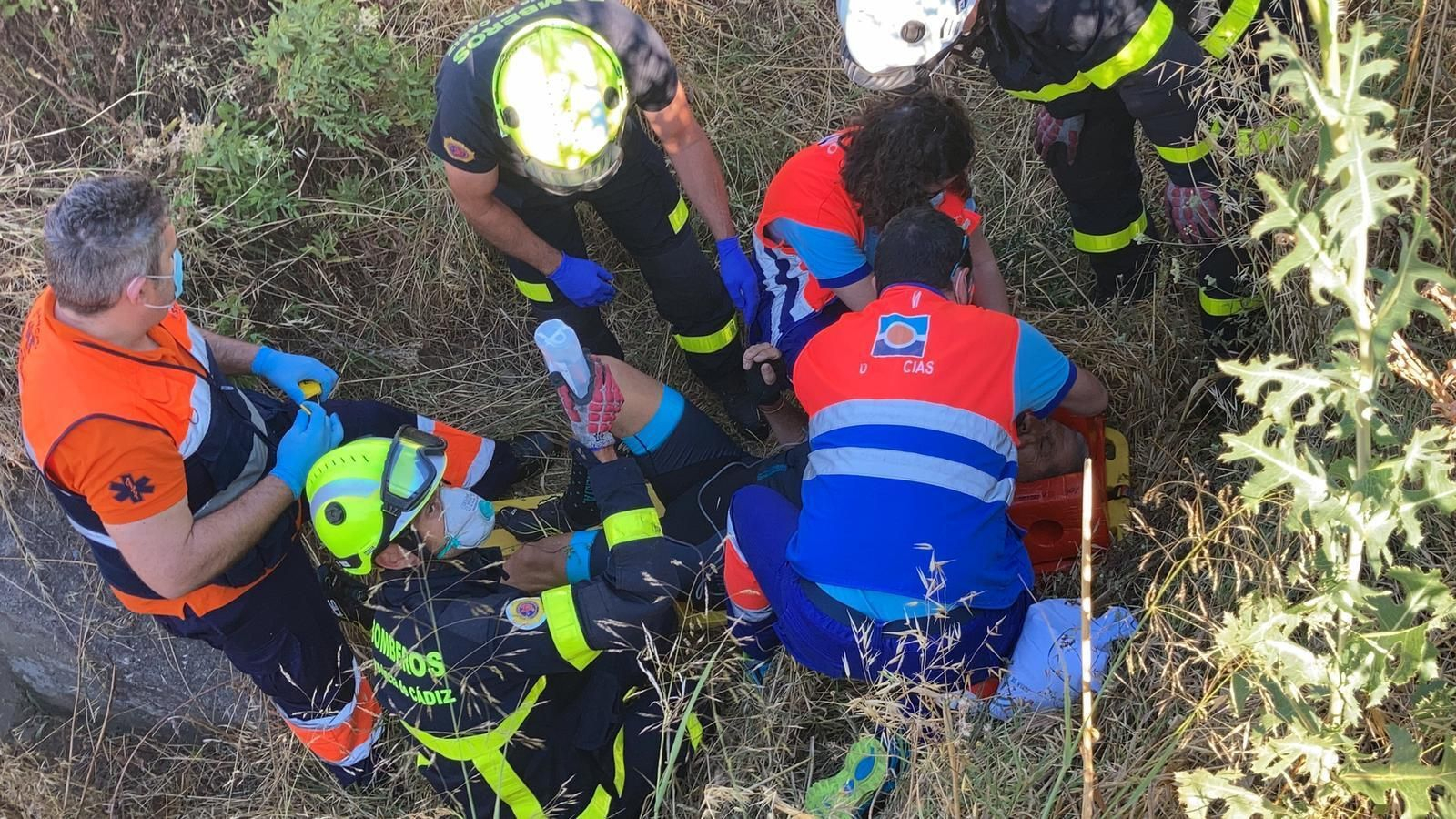 Los bomberos rescatan al ciclista accidentado en Los Barrios.