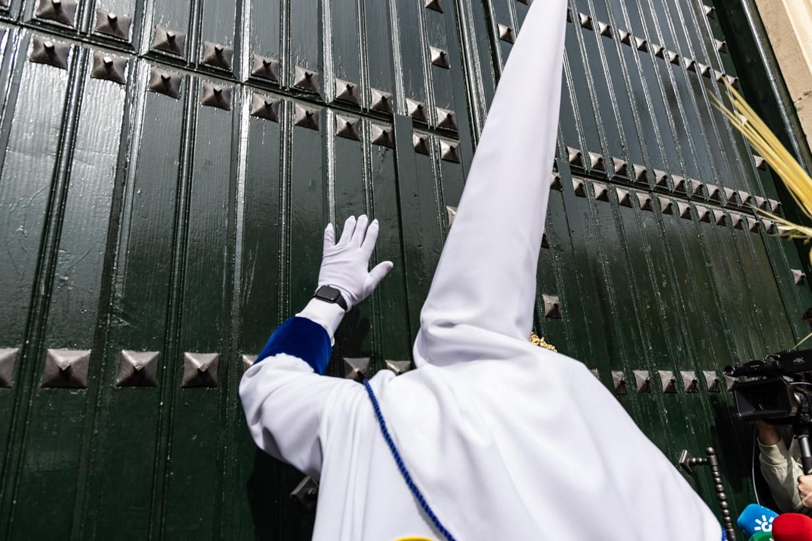 Los jiennenses se echan a la calle para presenciar la primera de las procesiones de la jornada: la Borriquilla (I)