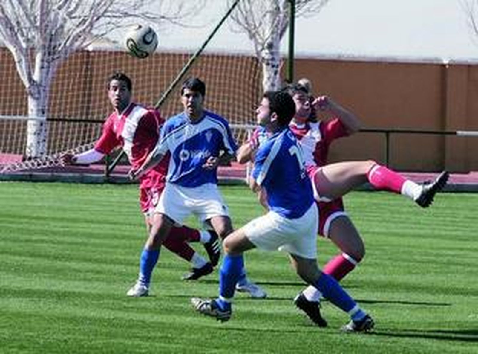 Josemi trata de despejar ante la mirada de Dune y un compañero.