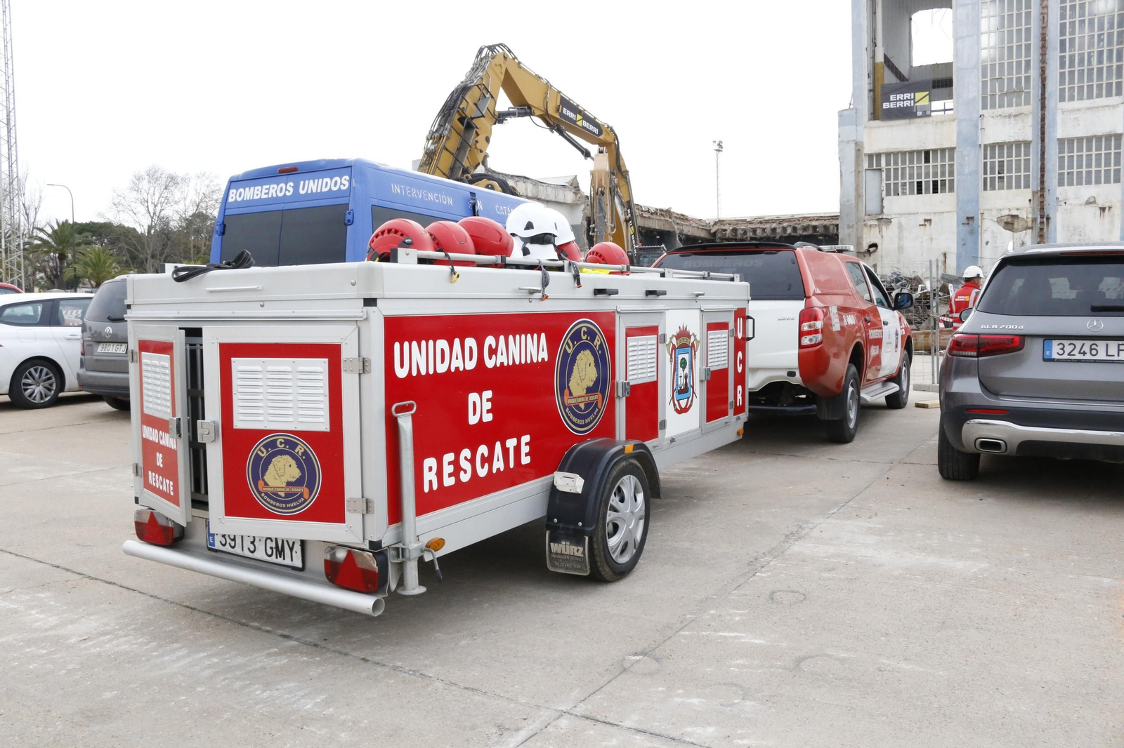 Práctica de la Unidad Canina y el Equipo de Intervención de Bomberos Unidos Sin Fronteras, en imágenes