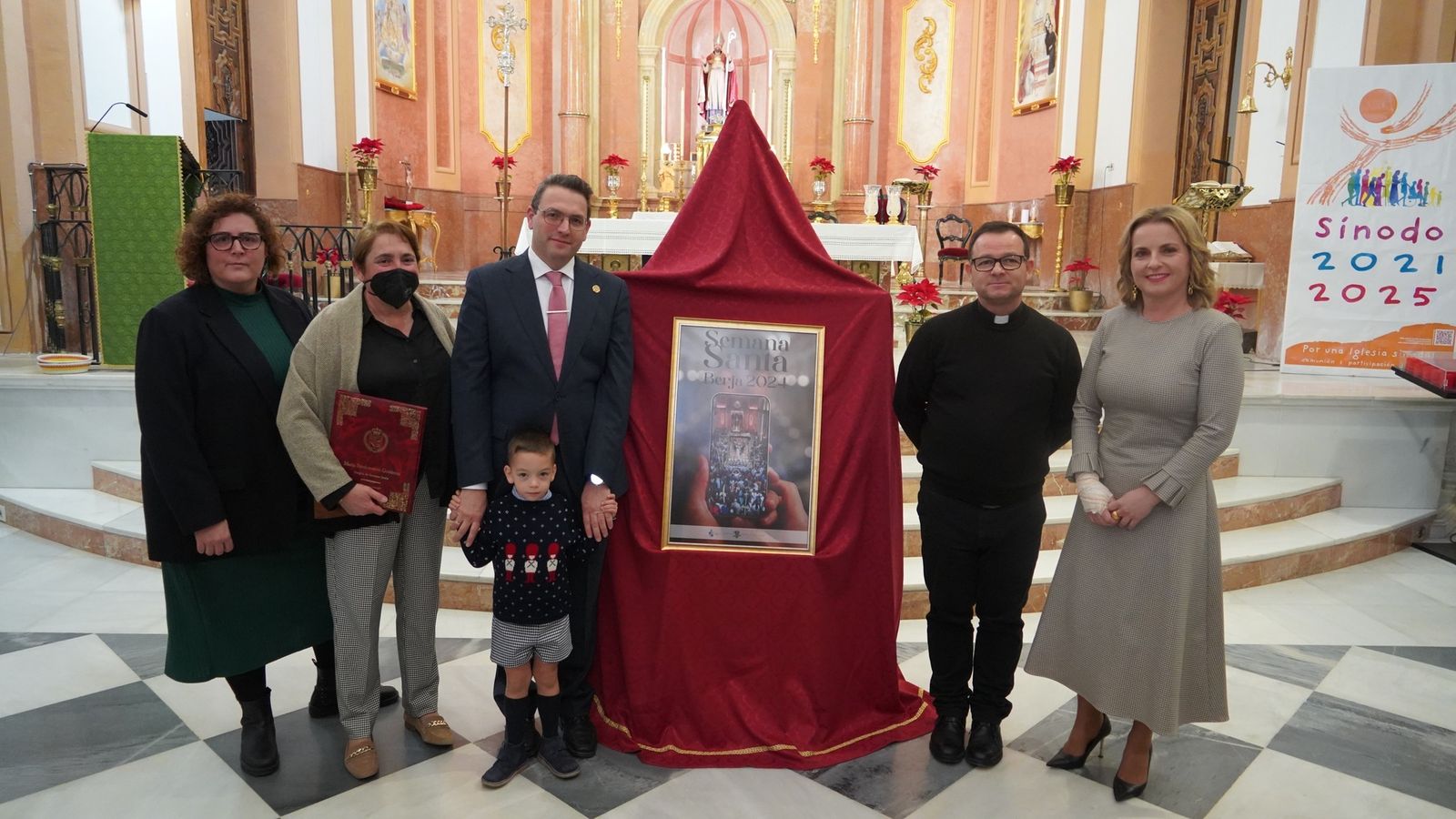 Presentación del cartel este domingo con su autora, a la izquierda.