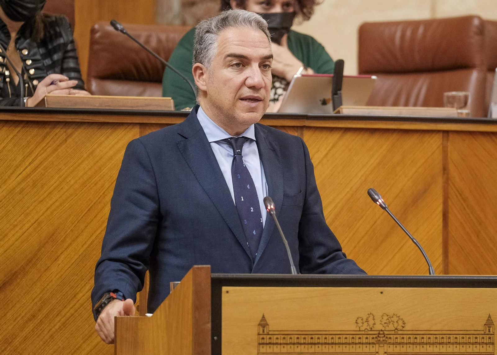 Elías Bendodo defiende la ley de Policías Locales en el Parlamento.