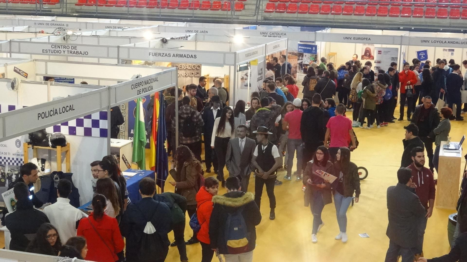 Asistentes a una edición del Salón del Estudiante de Lucena.