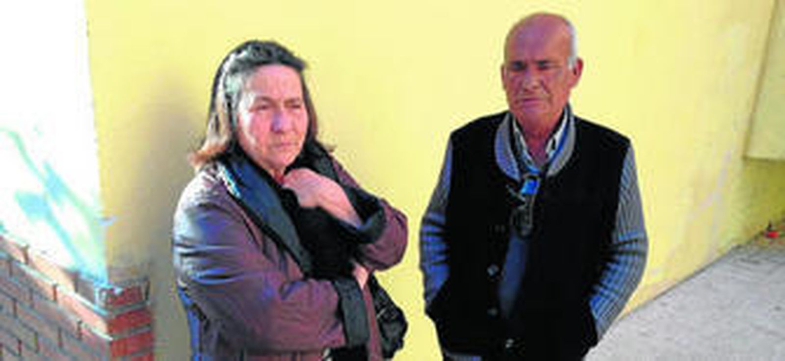 Margarita Toledo y Francisco Soria, ayer en su bloque de El Cónsul, en la capital malagueña.