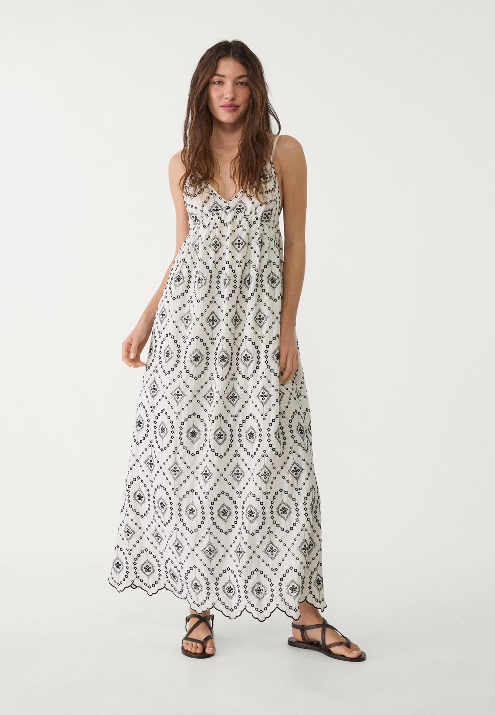 Vestido bordado de Stradivarius. Vestido bordado de Stradivarius.