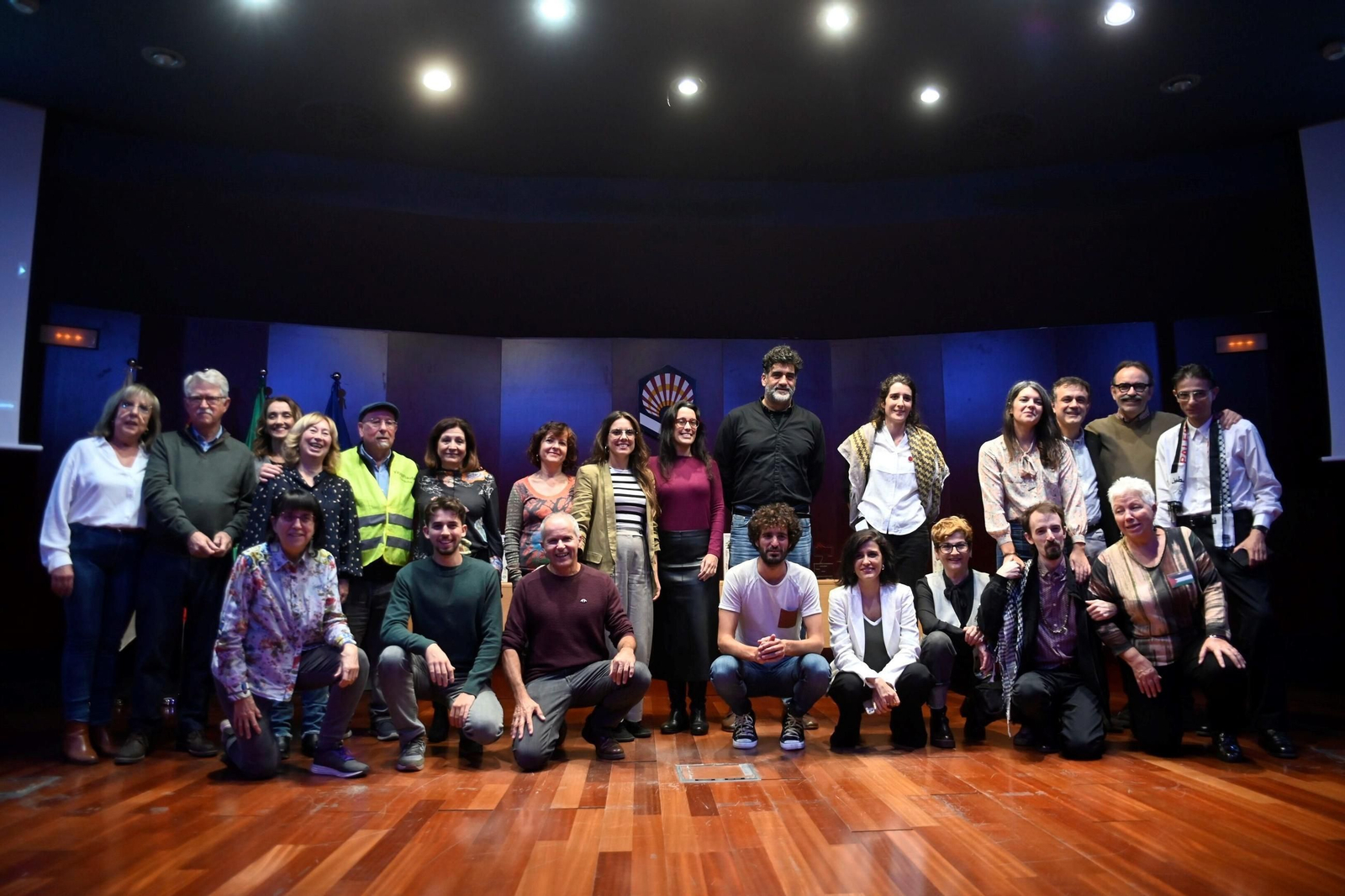 Foto de familia de premiados y colectivos del Premio de Periodismo Social Alberto Almansa 2024