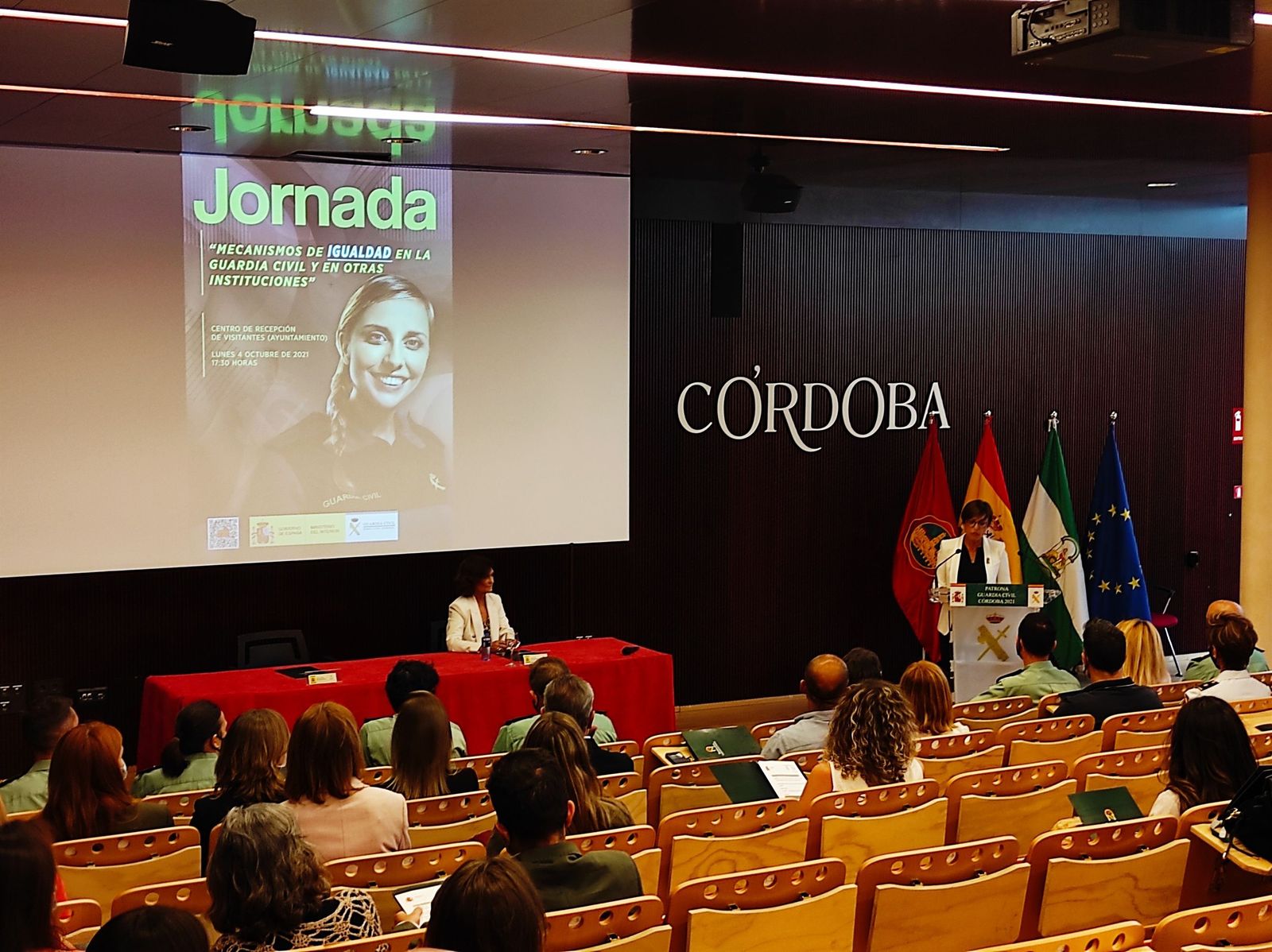 María Gámez y Carmen Calvo en la jornada 'Mecanismos de igualdad en la Guardia Civil y en otras instituciones'.