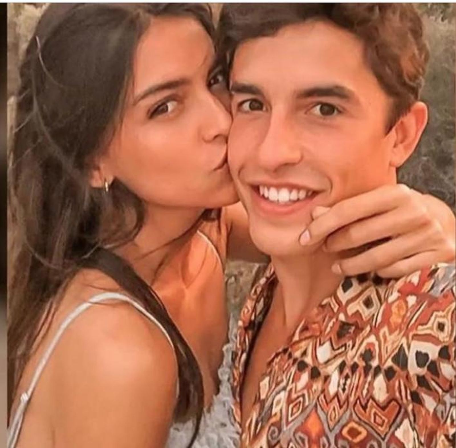 Marc Márquez y Lucía Rivera viven su primer verano de amor entre viajes y trabajo.