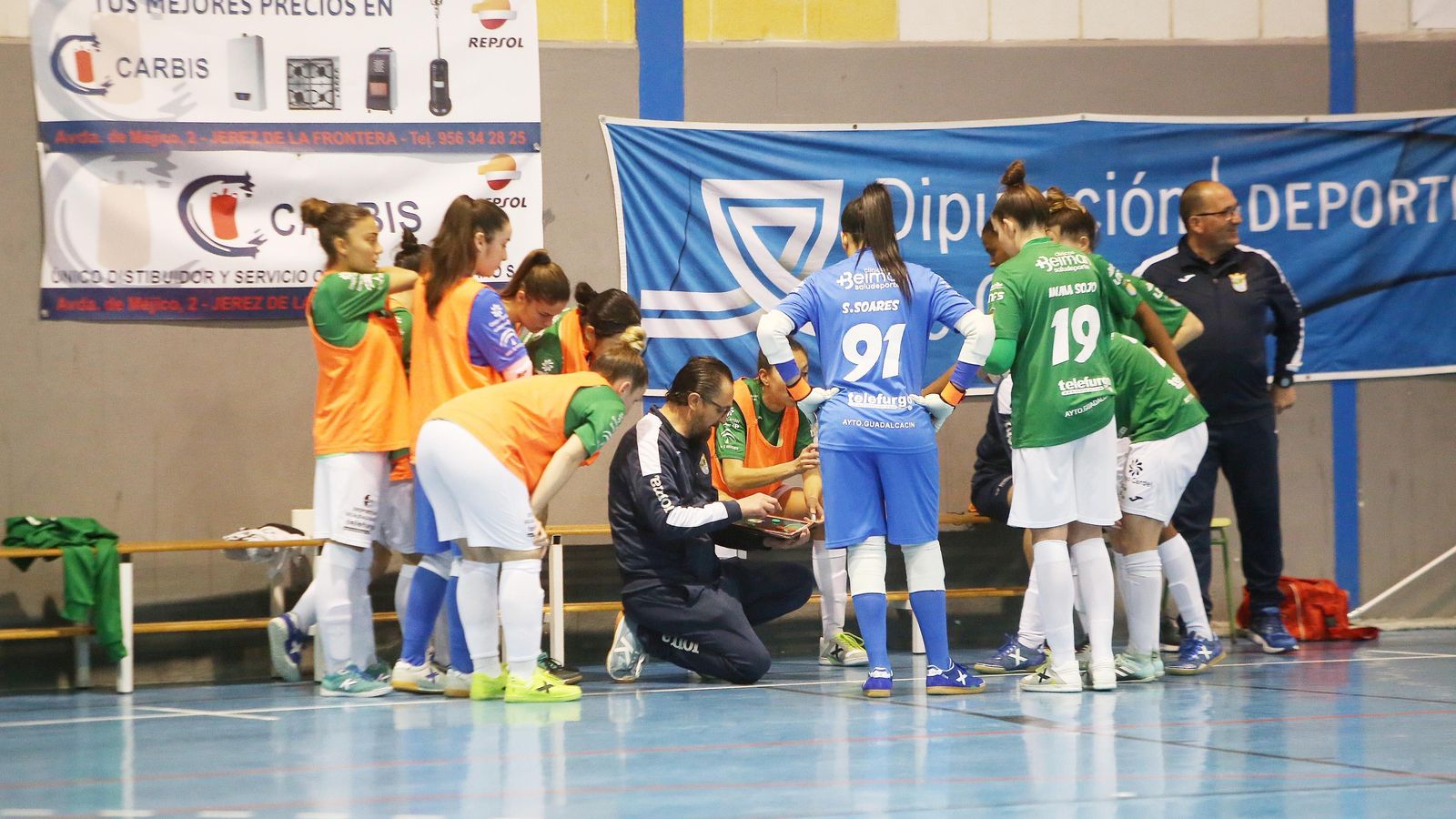 Andrés Sánchez prepara una jugada durante un tiempo muerto.